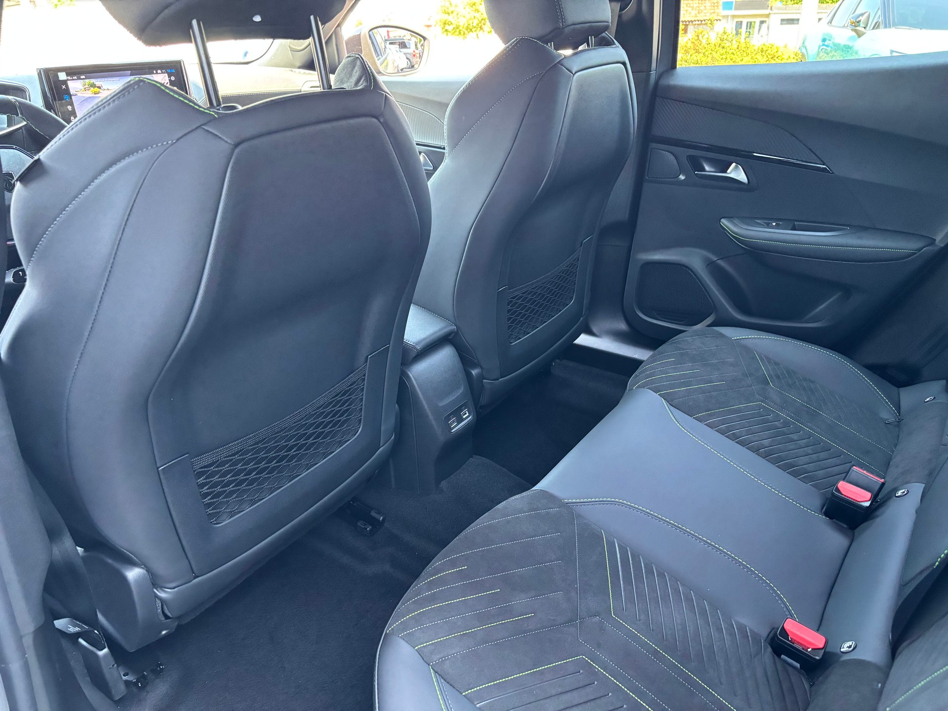 PEUGEOT 2008 1.2 145 MHEV GT Exclusive-image-8