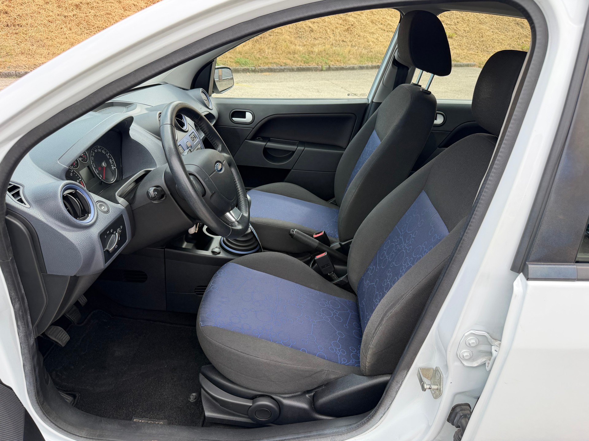 FORD Fiesta 1.4 16V Ambiente-image-7