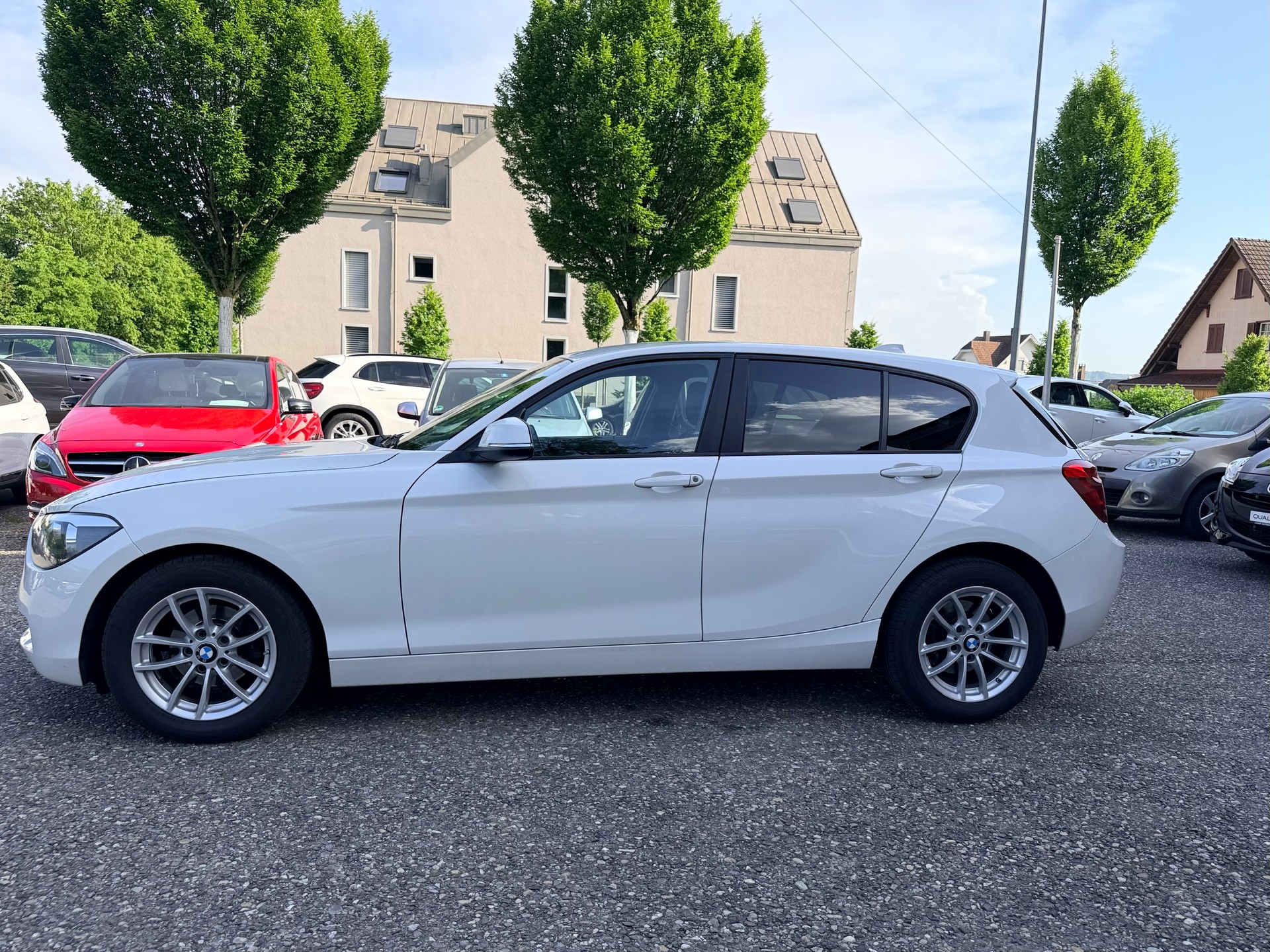 BMW 116i-showroom-element-1
