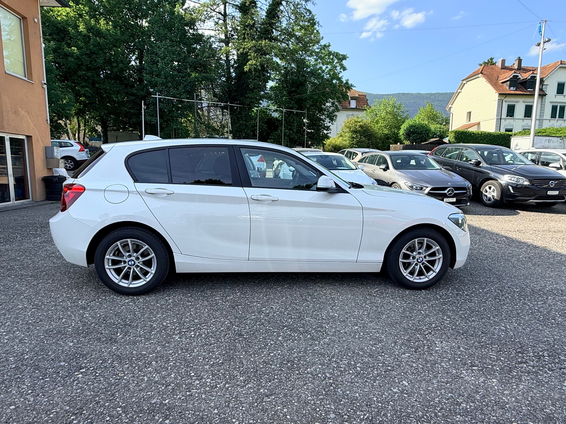 BMW 116i-showroom-element-2