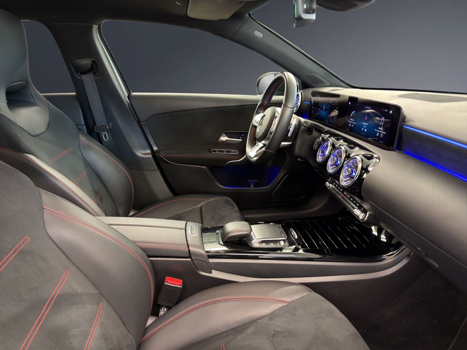 MERCEDES-BENZ A 200 AMG Line-image-9