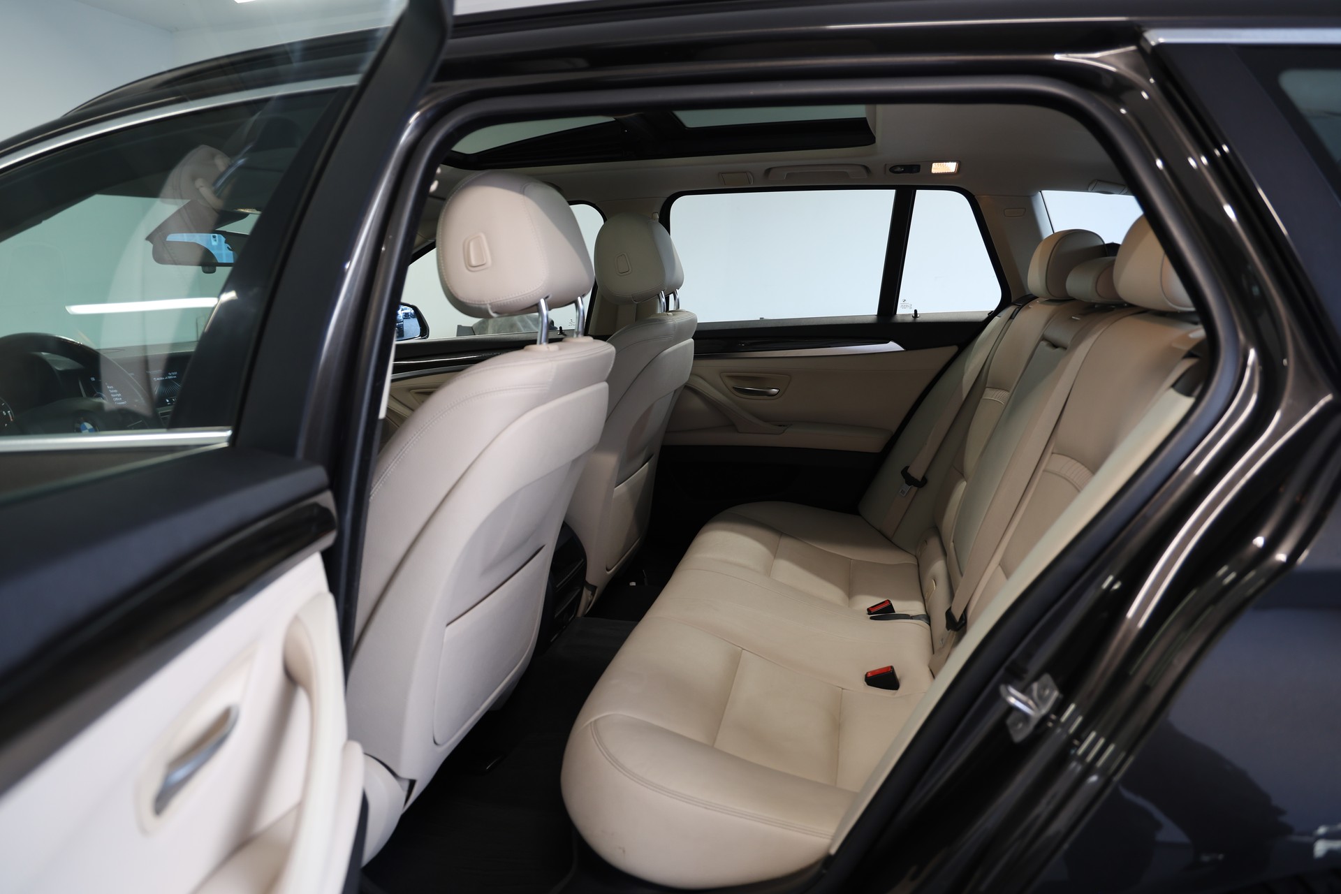 BMW 530d xDrive Touring-image-14