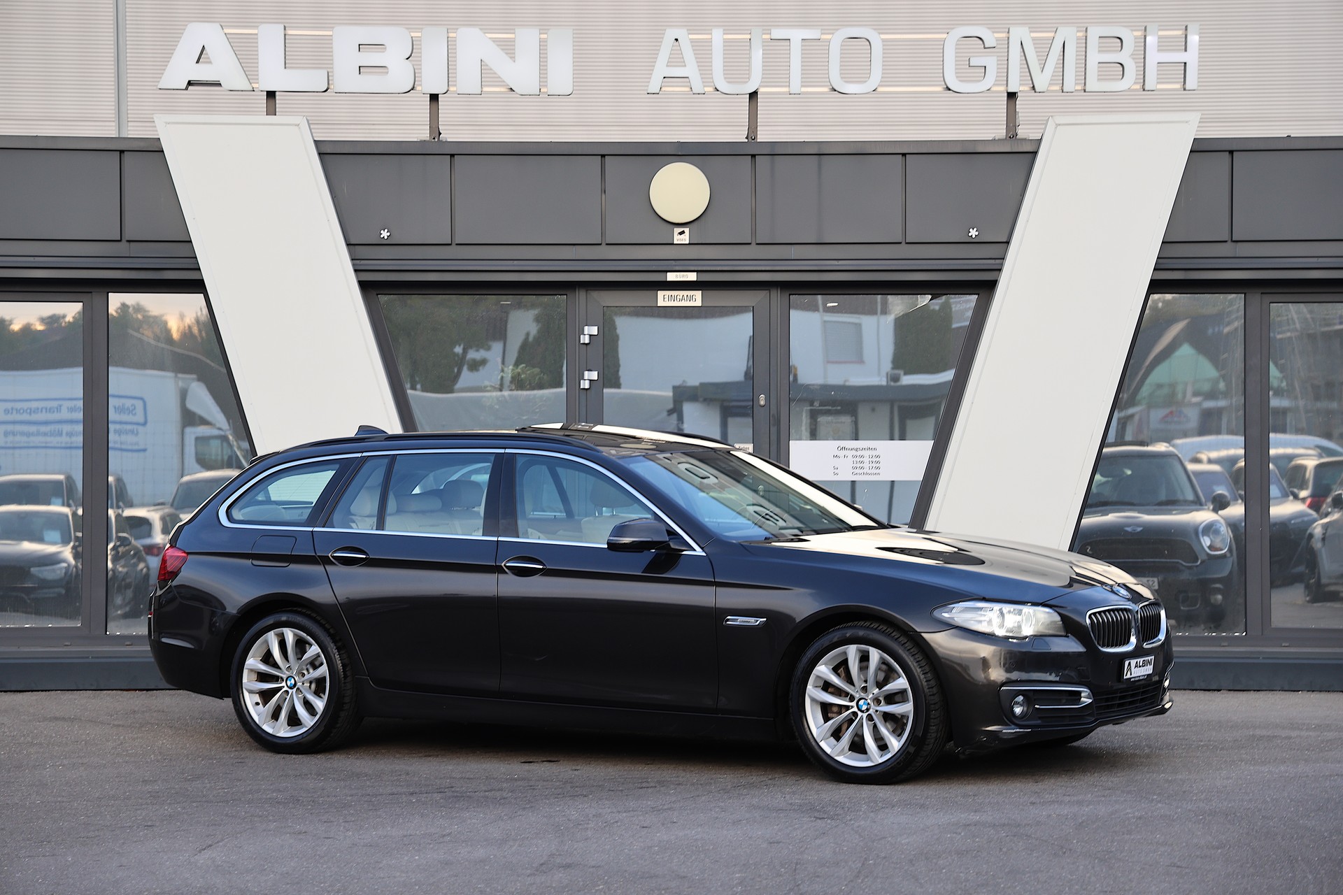 BMW 530d xDrive Touring-showroom-element-1