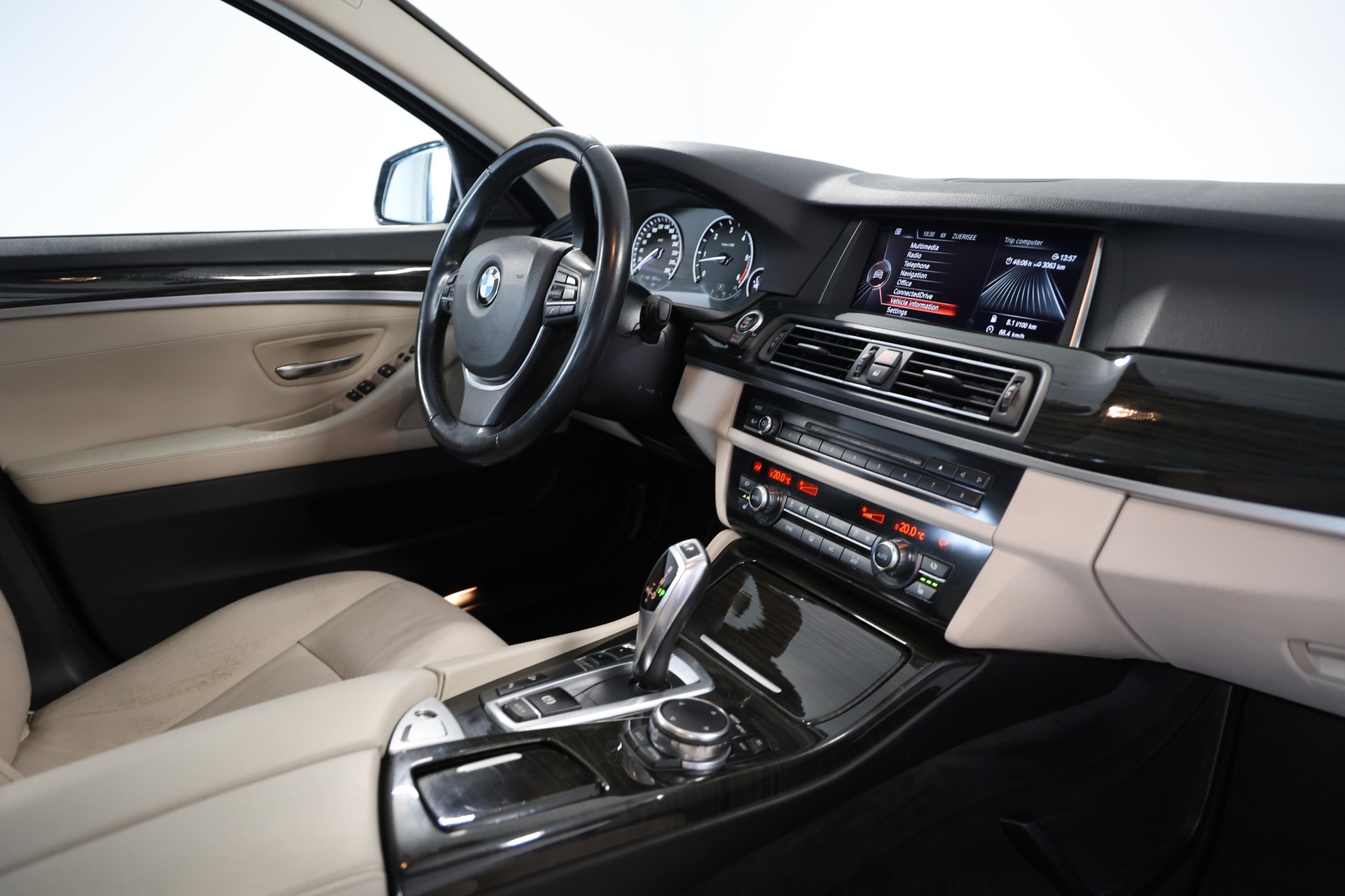 BMW 530d xDrive Touring-image-12