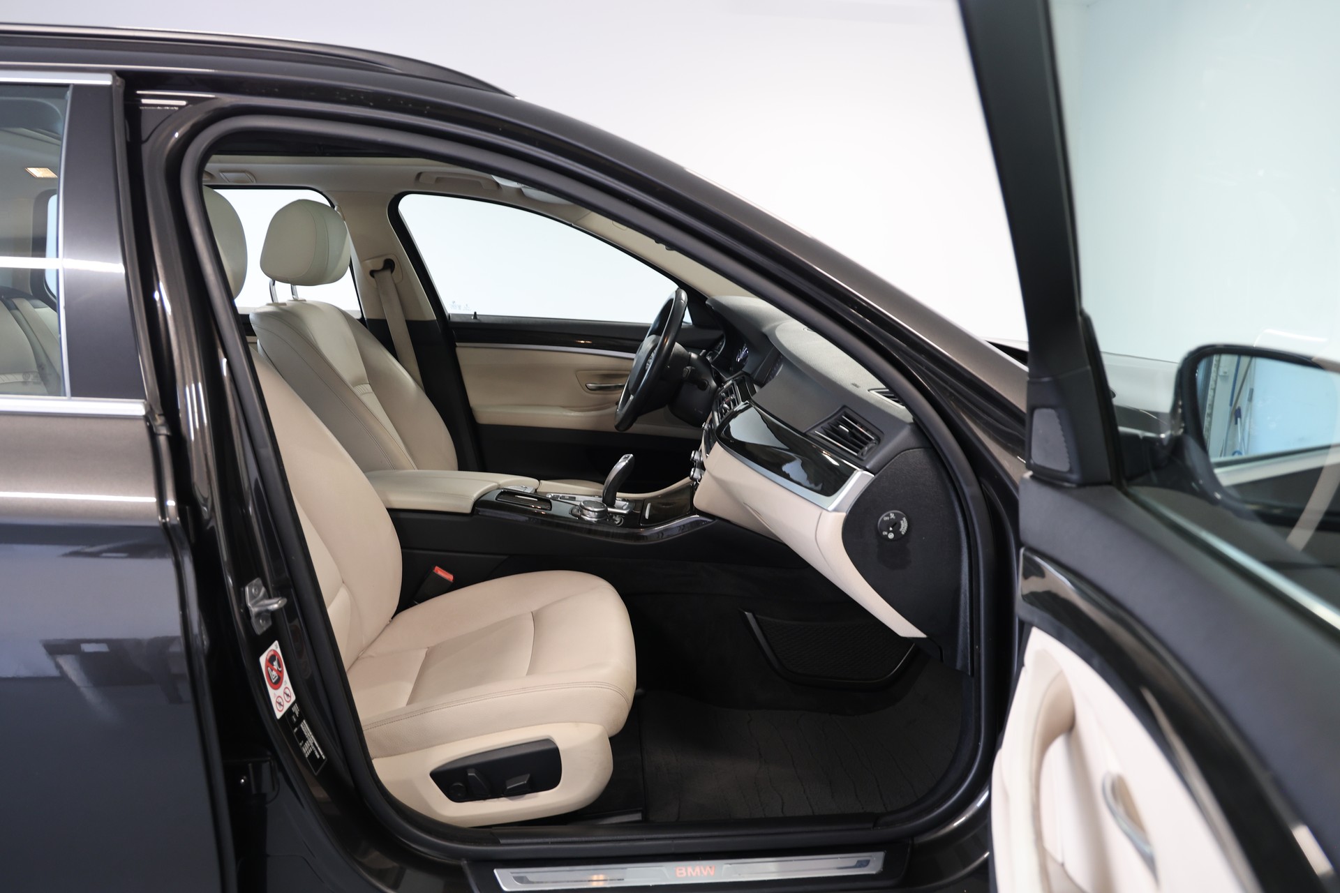 BMW 530d xDrive Touring-image-11