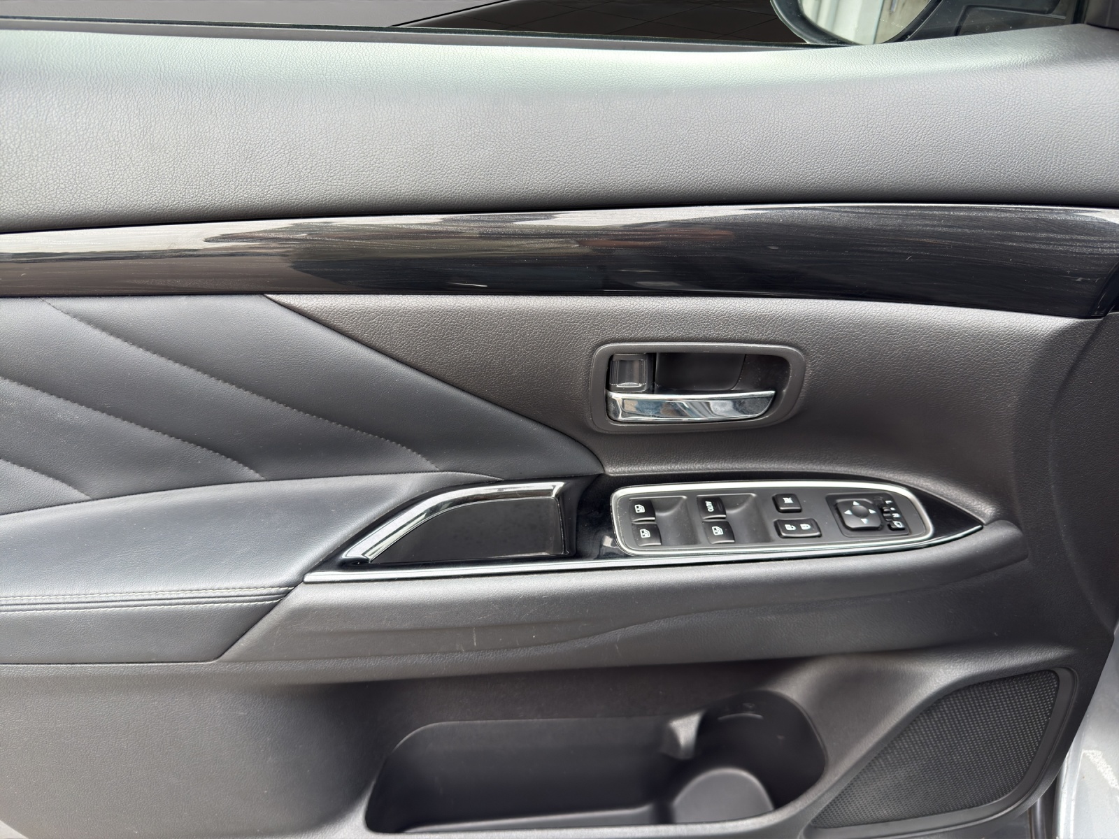 MITSUBISHI Outlander 2.0 PHEV Diamond 4WD Automatic-image-11