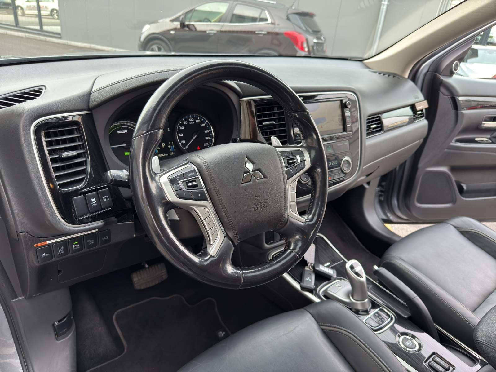 MITSUBISHI Outlander 2.0 PHEV Diamond 4WD Automatic-image-24