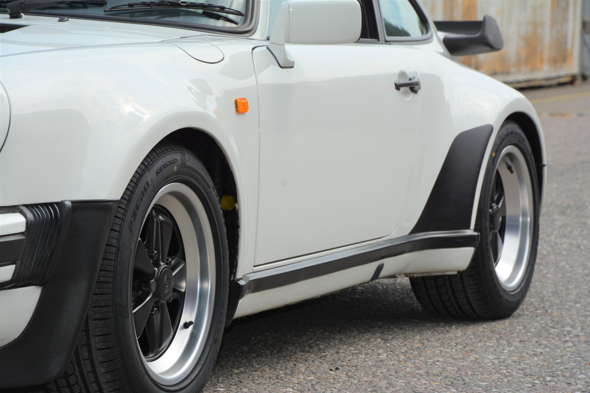 PORSCHE 911 3.3 Turbo-image-5