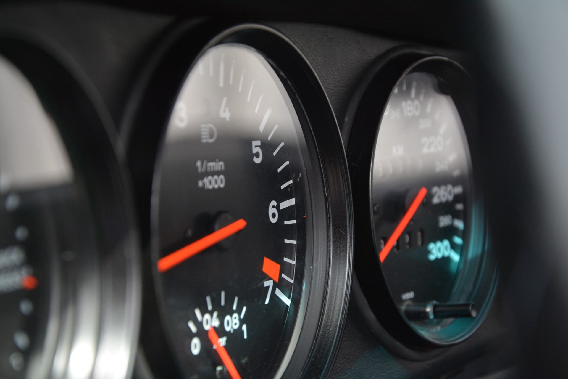 PORSCHE 911 3.3 Turbo-image-12
