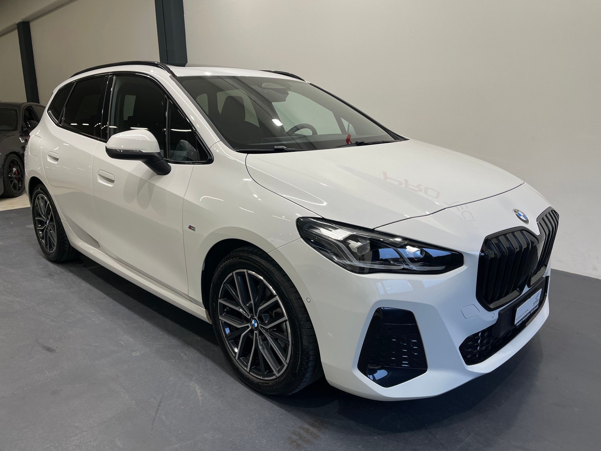BMW 220i Active Tourer M Sport DKG *AHK*-showroom-element-3