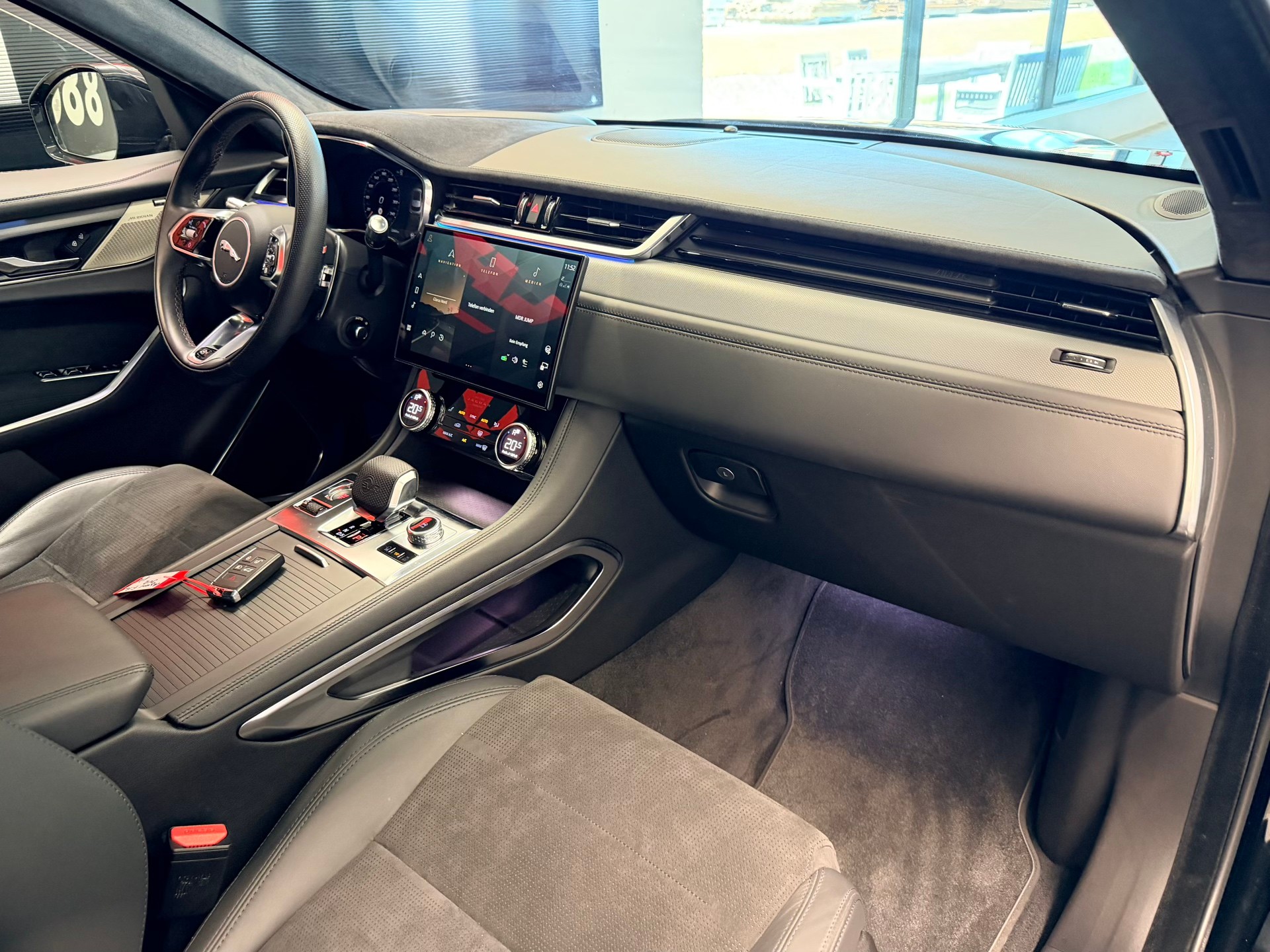 JAGUAR F-Pace 5.0 V8 SVR P550 AWD-image-21