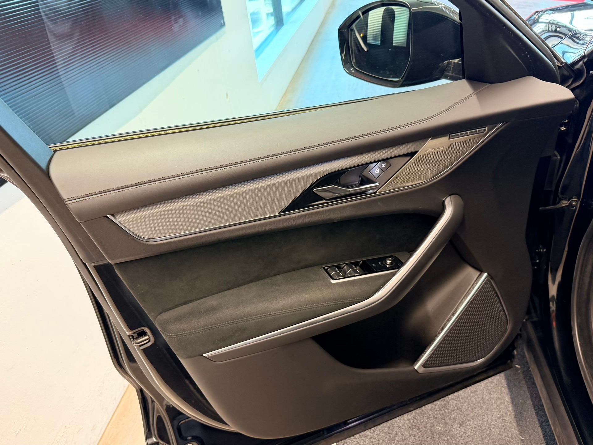 JAGUAR F-Pace 5.0 V8 SVR P550 AWD-image-11