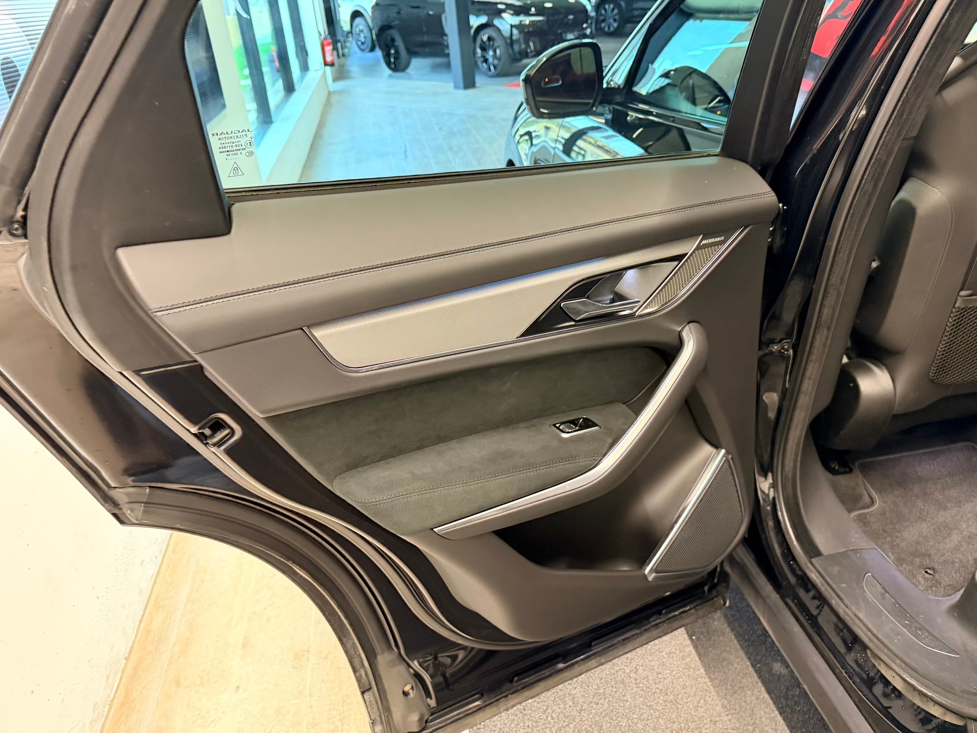 JAGUAR F-Pace 5.0 V8 SVR P550 AWD-image-17