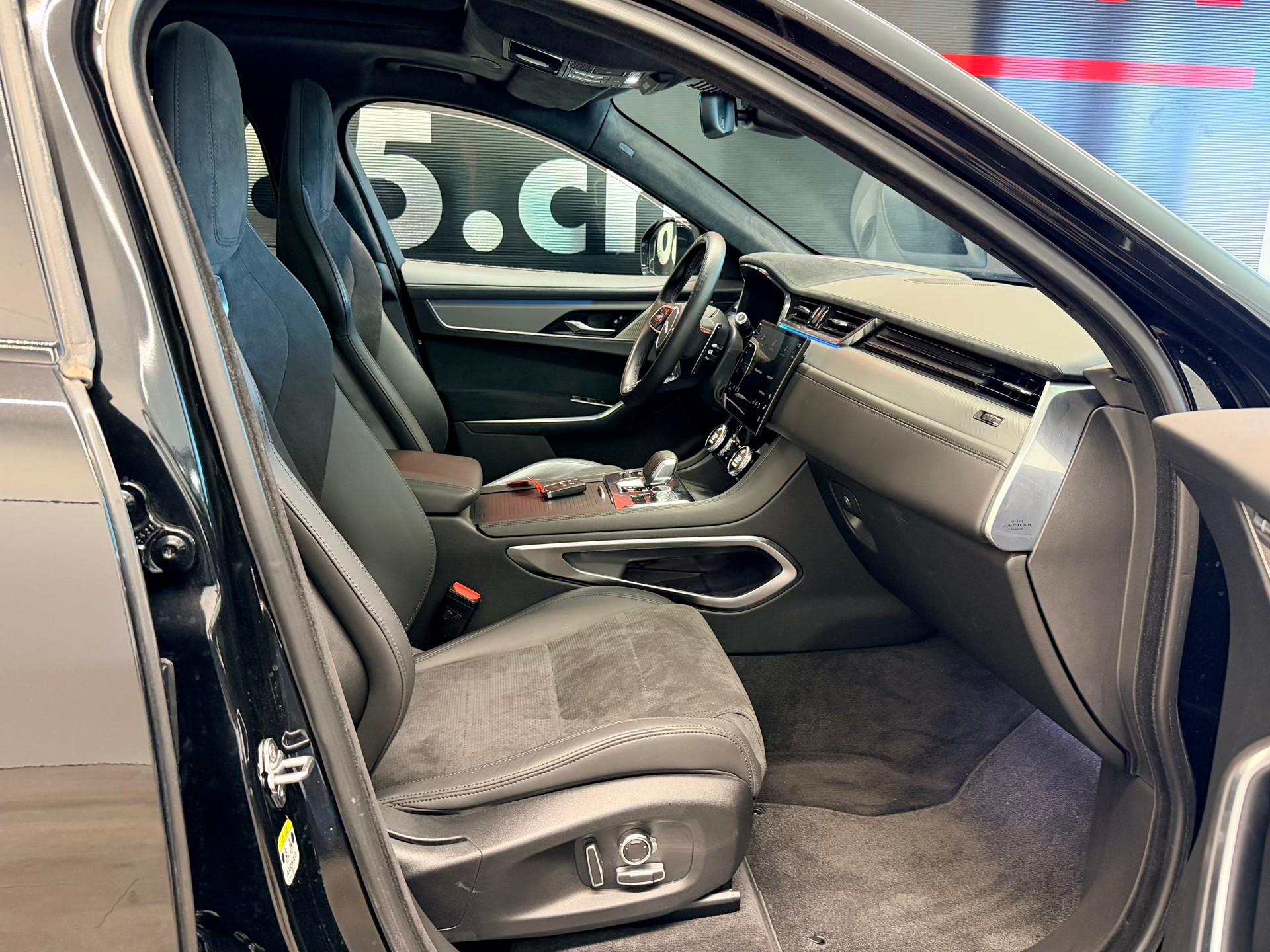 JAGUAR F-Pace 5.0 V8 SVR P550 AWD-image-23
