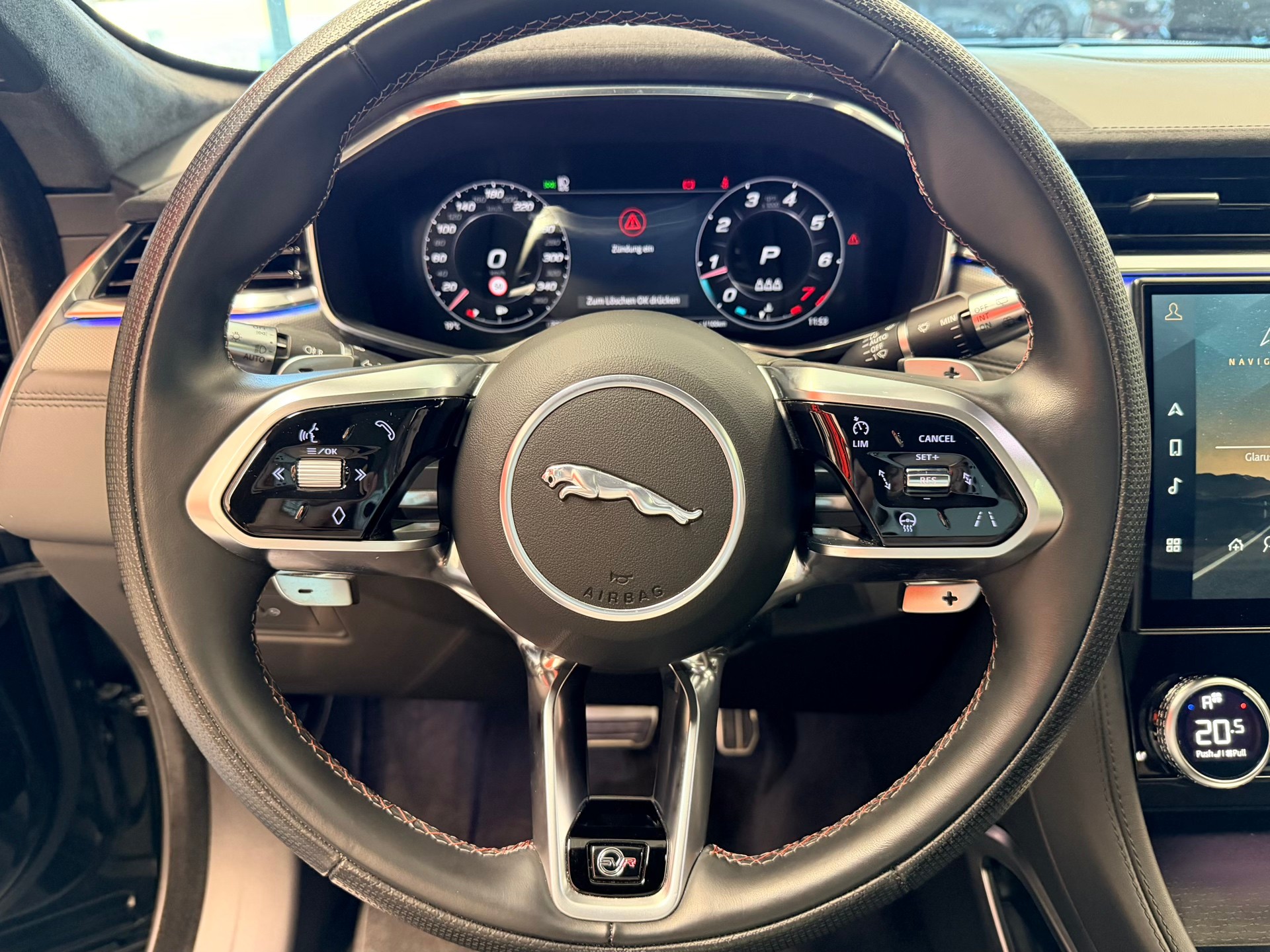 JAGUAR F-Pace 5.0 V8 SVR P550 AWD-image-27