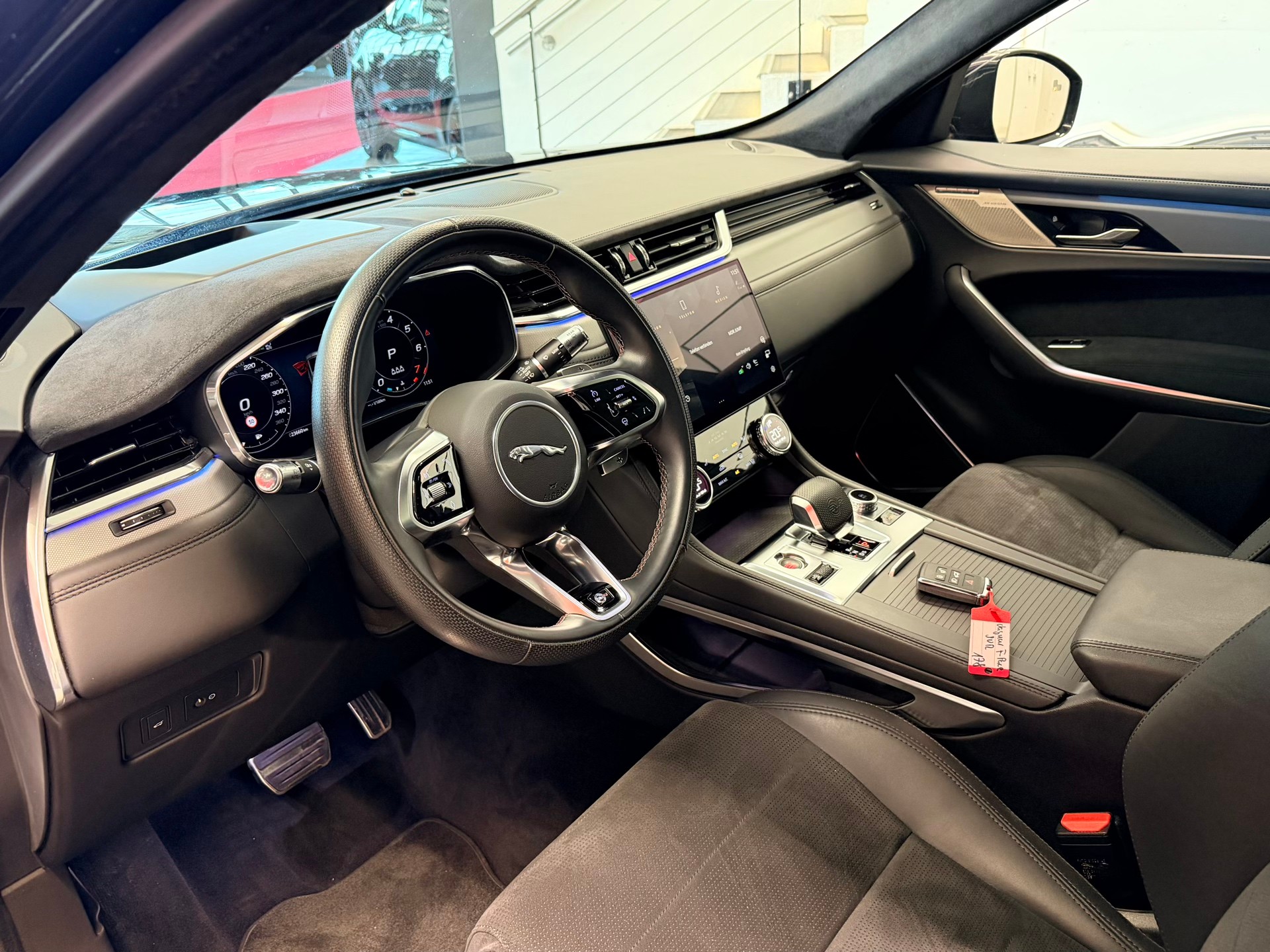 JAGUAR F-Pace 5.0 V8 SVR P550 AWD-image-10