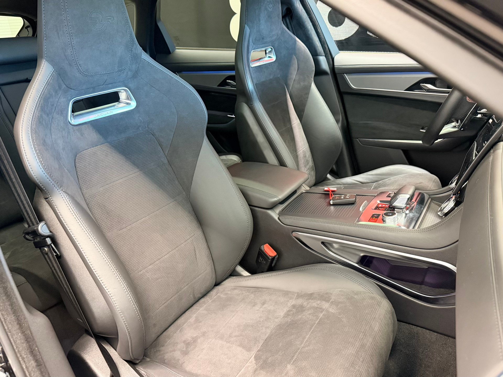 JAGUAR F-Pace 5.0 V8 SVR P550 AWD-image-24