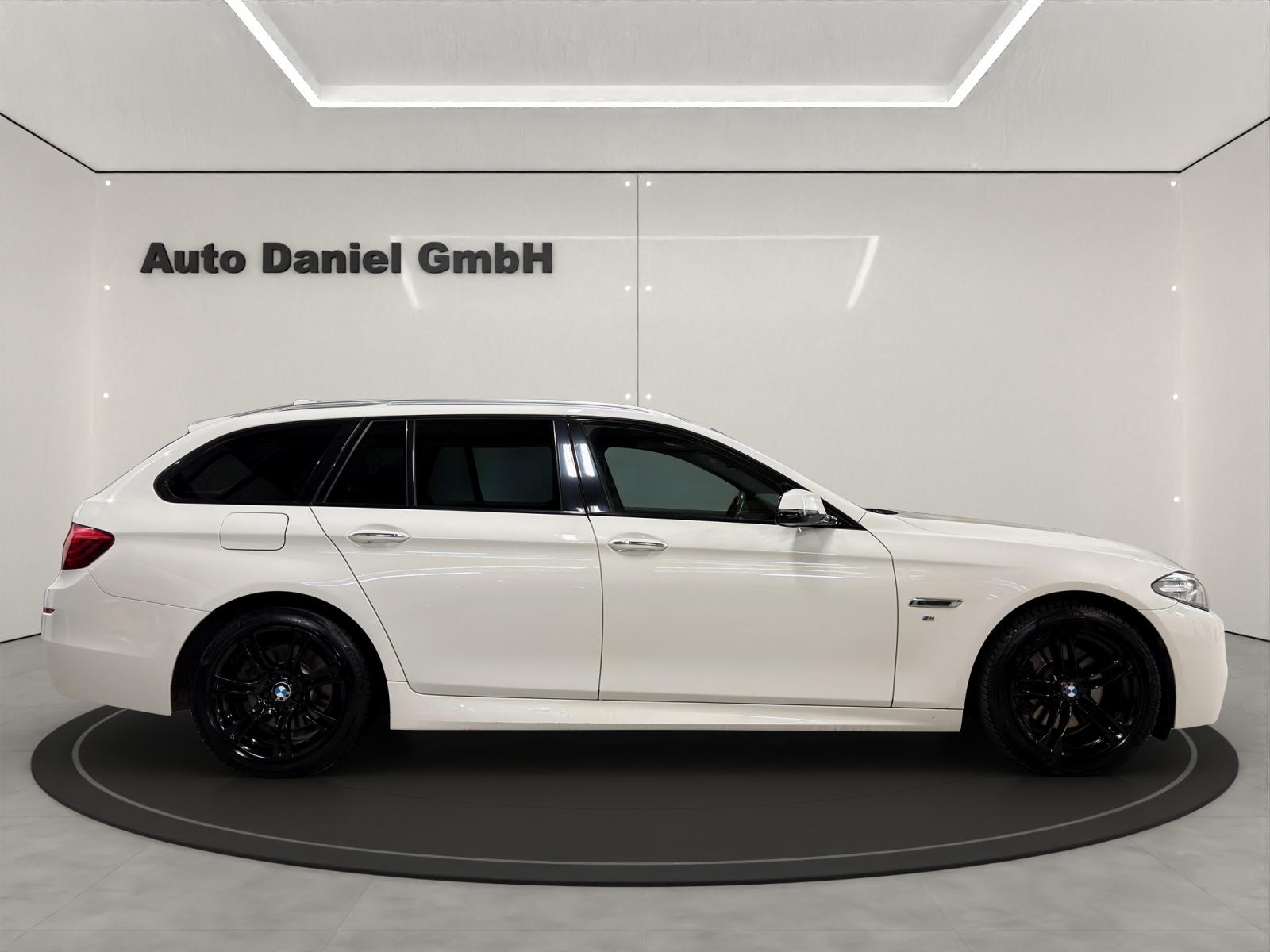 BMW 520d Touring xDrive M-Sportline-showroom-element-3