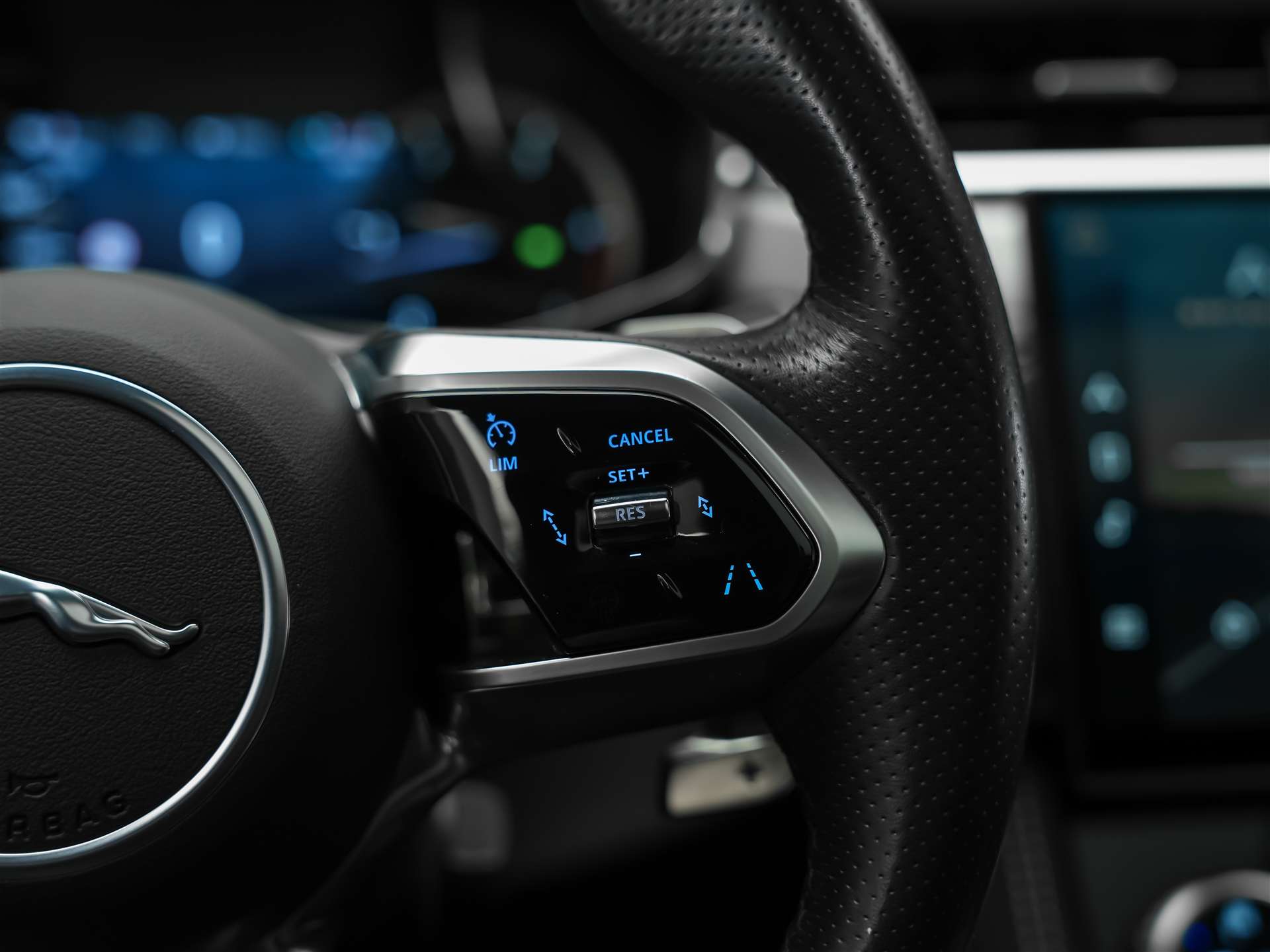 JAGUAR F-Pace 3.0 D I6 R-Dynamic SE AWD-image-32