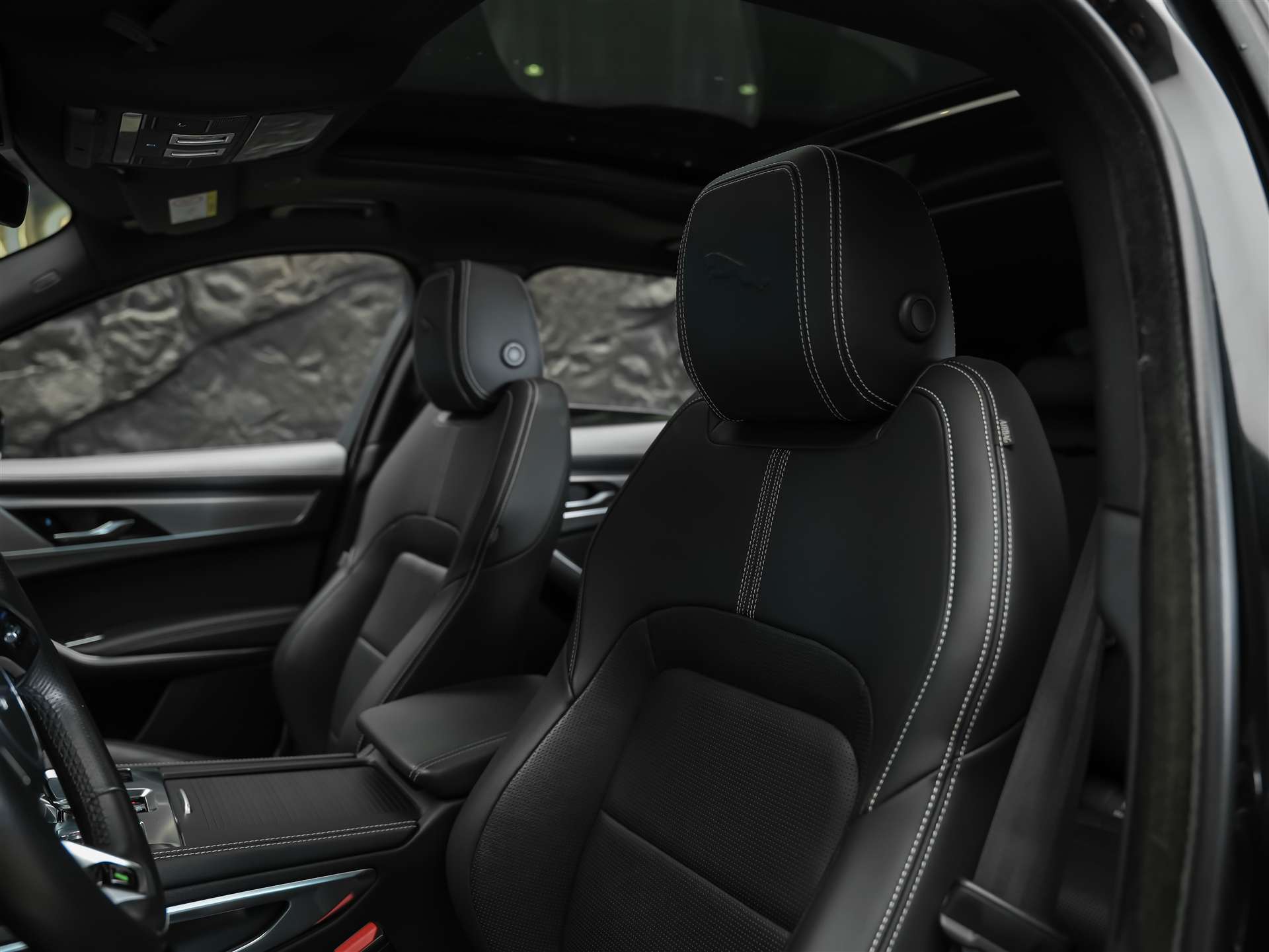JAGUAR F-Pace 3.0 D I6 R-Dynamic SE AWD-image-10