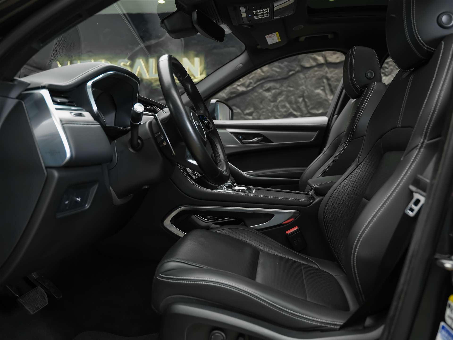 JAGUAR F-Pace 3.0 D I6 R-Dynamic SE AWD-image-9