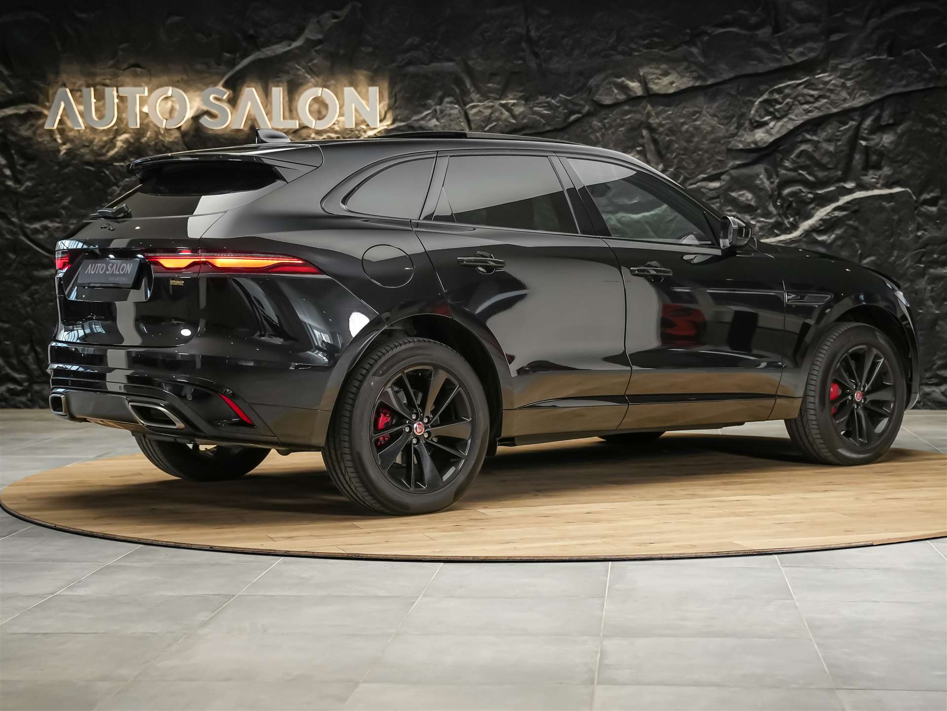 JAGUAR F-Pace 3.0 D I6 R-Dynamic SE AWD-image-5