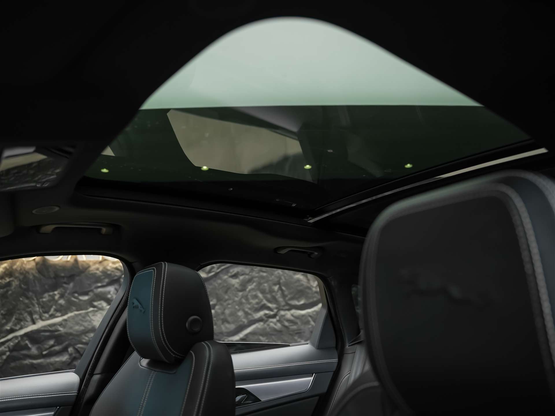 JAGUAR F-Pace 3.0 D I6 R-Dynamic SE AWD-image-12