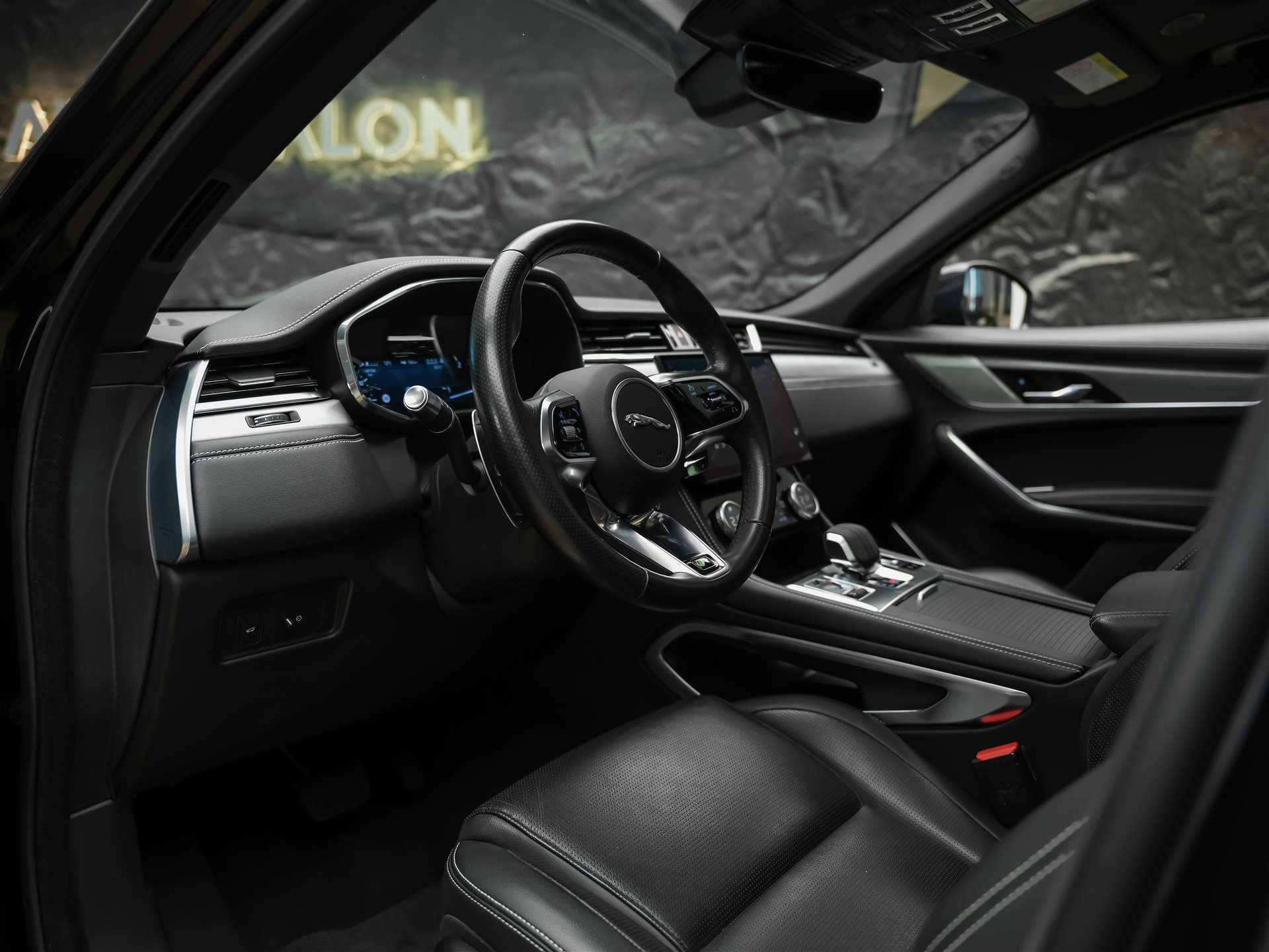 JAGUAR F-Pace 3.0 D I6 R-Dynamic SE AWD-image-8