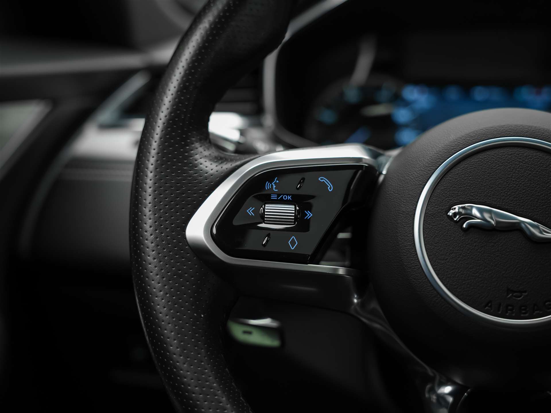 JAGUAR F-Pace 3.0 D I6 R-Dynamic SE AWD-image-31