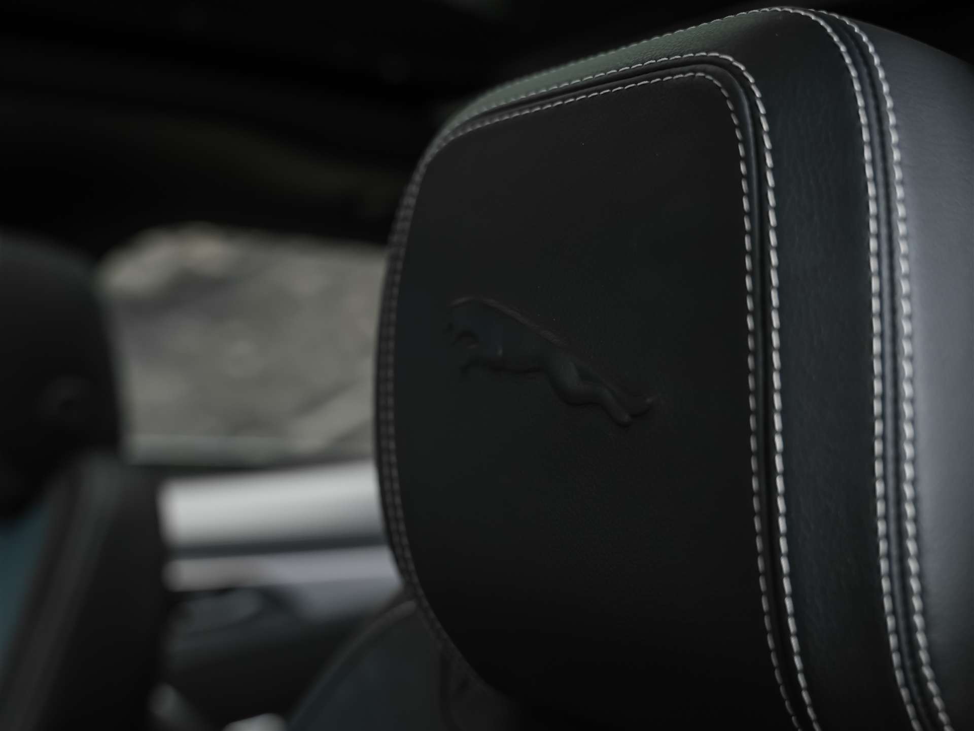 JAGUAR F-Pace 3.0 D I6 R-Dynamic SE AWD-image-11
