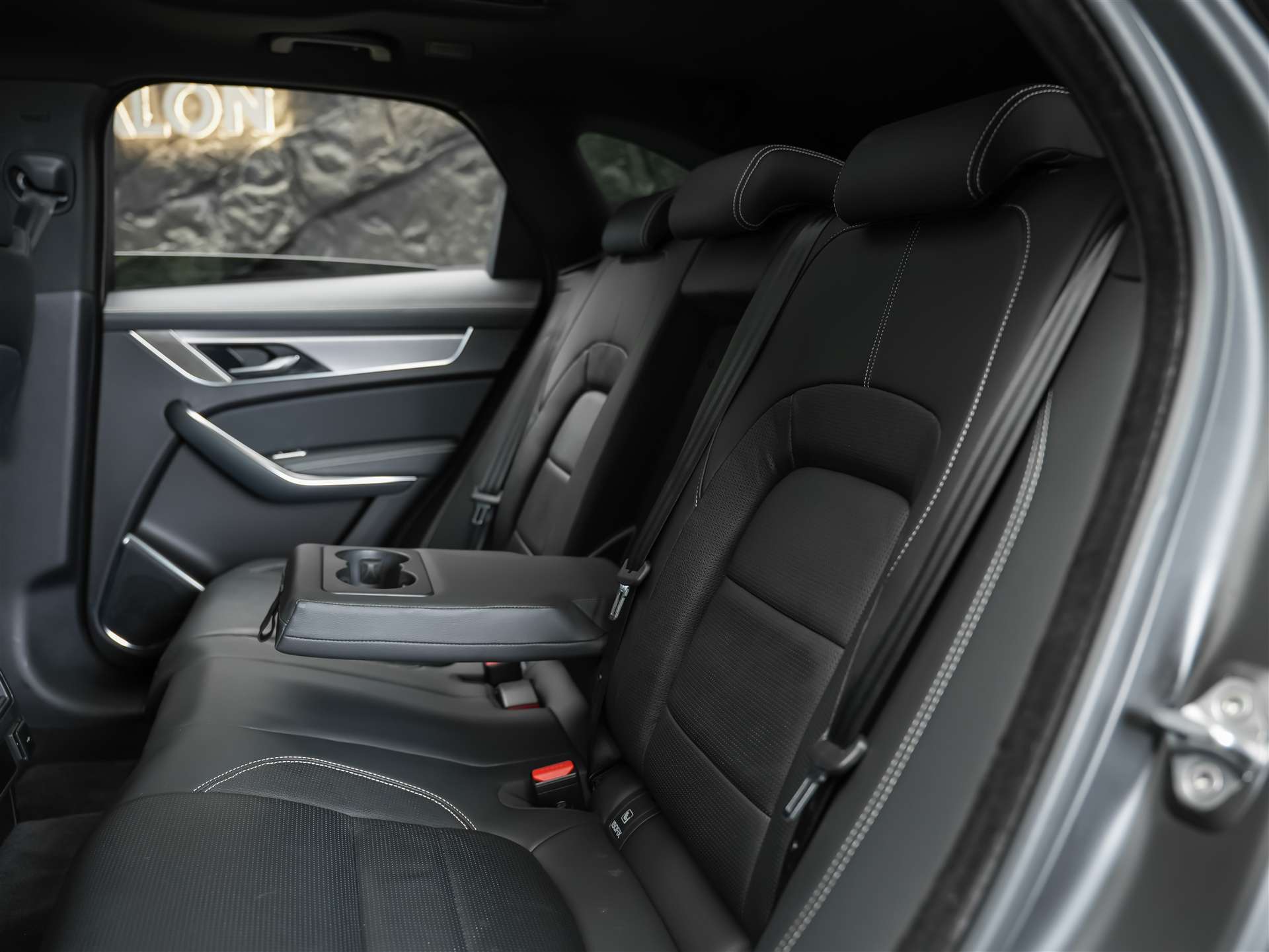 JAGUAR F-Pace 3.0 D I6 R-Dynamic SE AWD-image-16