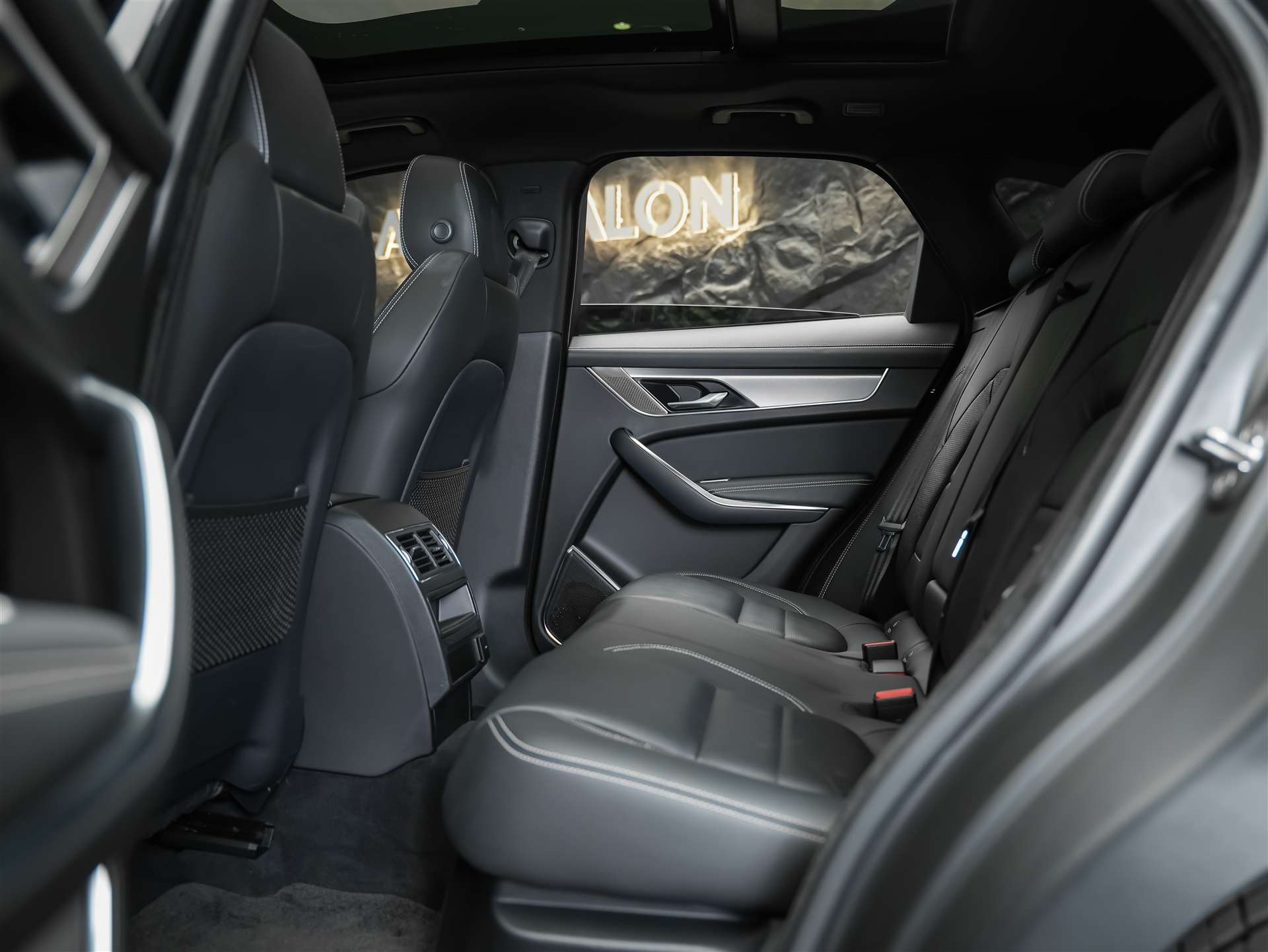 JAGUAR F-Pace 3.0 D I6 R-Dynamic SE AWD-image-14