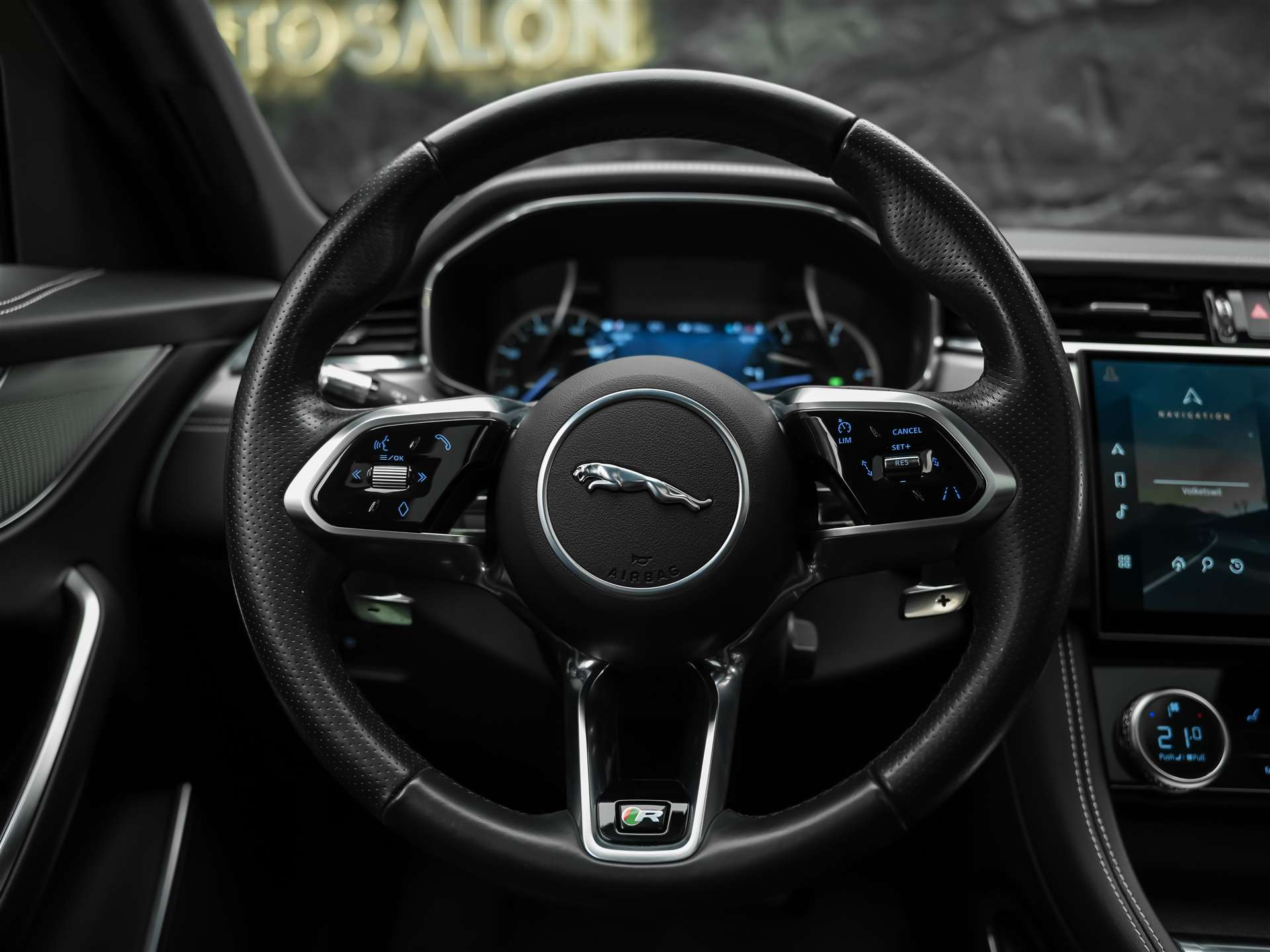 JAGUAR F-Pace 3.0 D I6 R-Dynamic SE AWD-image-26