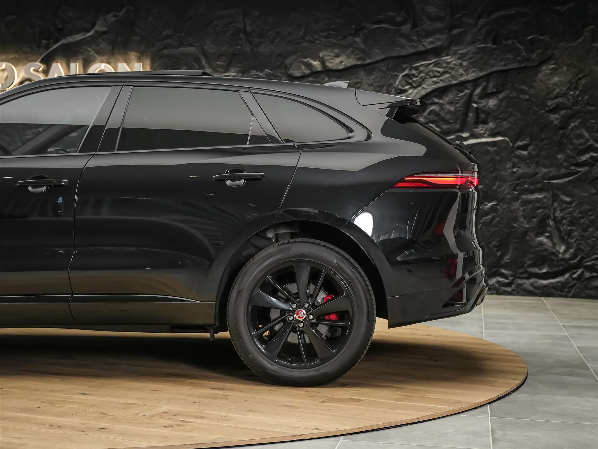 JAGUAR F-Pace 3.0 D I6 R-Dynamic SE AWD-image-21