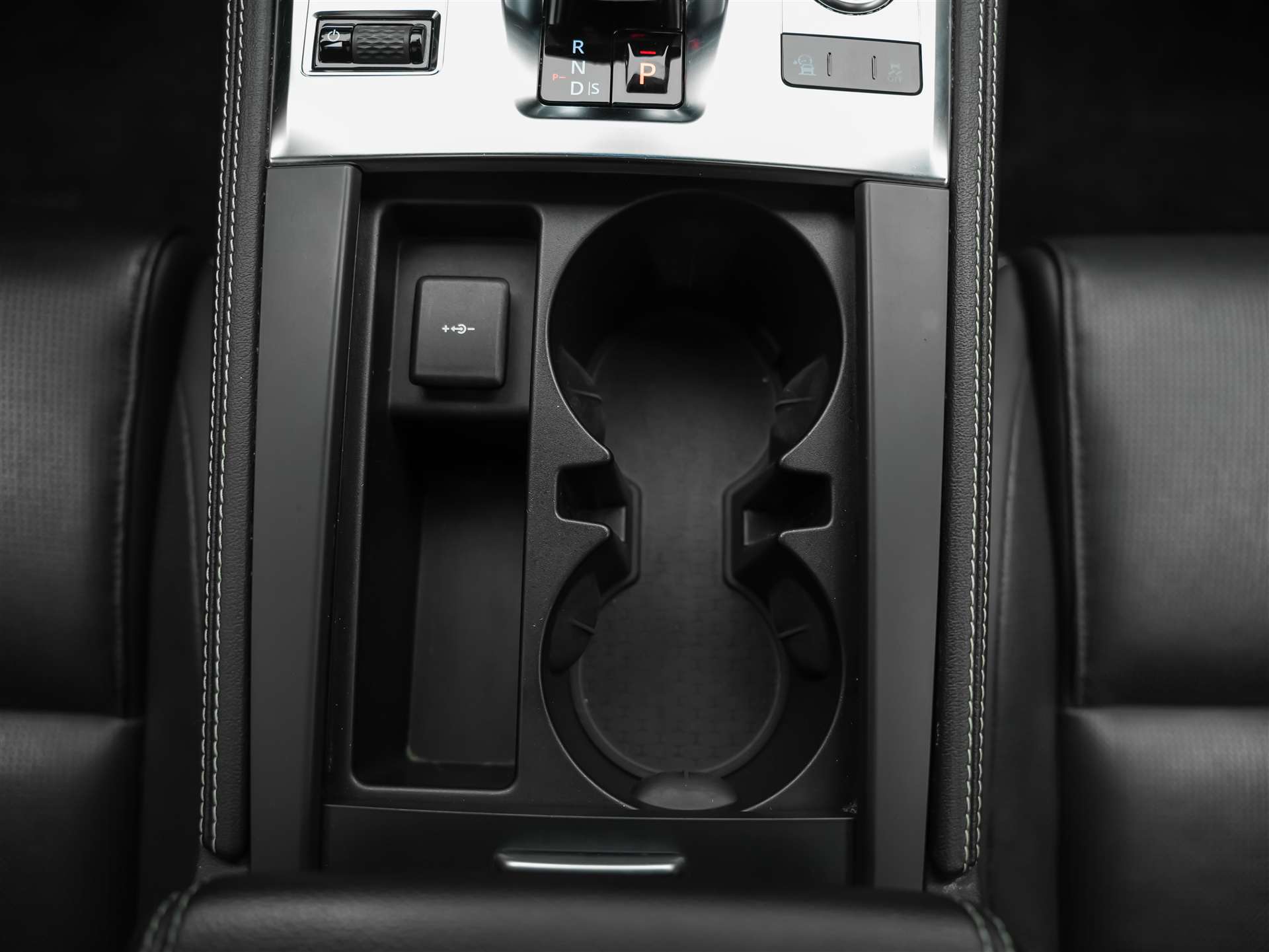 JAGUAR F-Pace 3.0 D I6 R-Dynamic SE AWD-image-30
