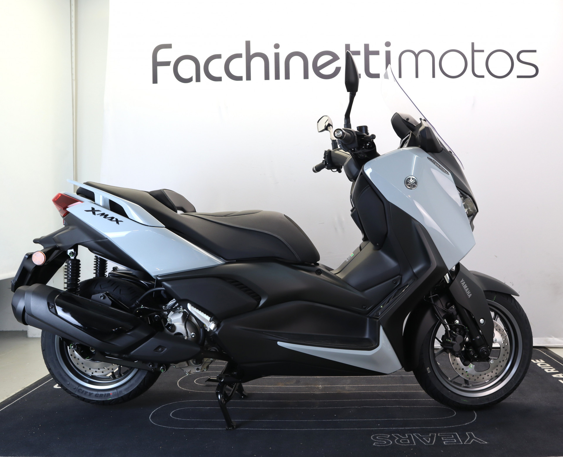 YAMAHA X-Max 300 Tech Max+-image-2