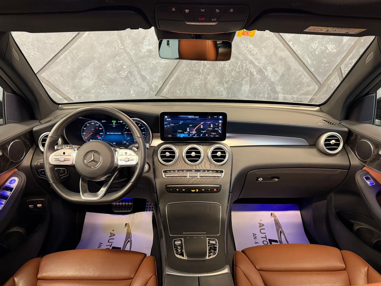 MERCEDES-BENZ GLC 300 e AMG Line 4Matic 9G-Tronic-image-8