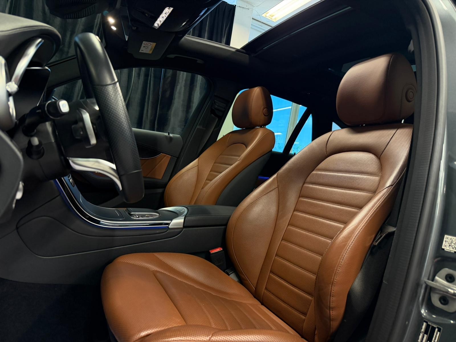 MERCEDES-BENZ GLC 300 e AMG Line 4Matic 9G-Tronic-image-10