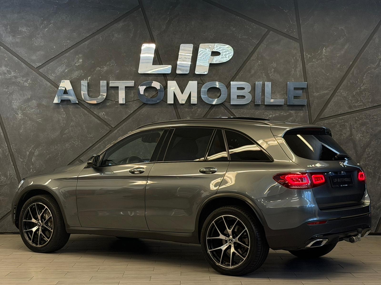 MERCEDES-BENZ GLC 300 e AMG Line 4Matic 9G-Tronic-image-7