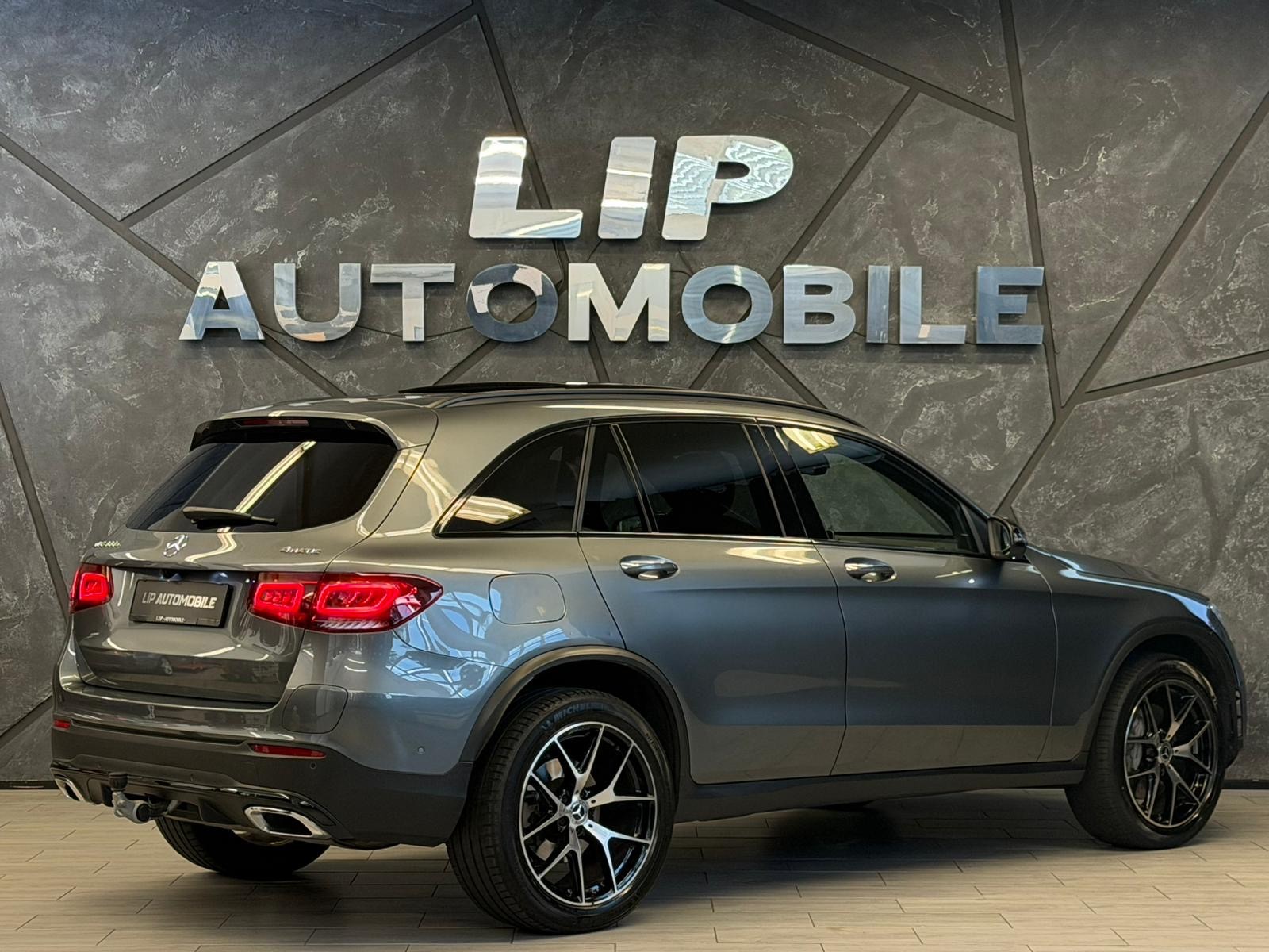 MERCEDES-BENZ GLC 300 e AMG Line 4Matic 9G-Tronic-image-5