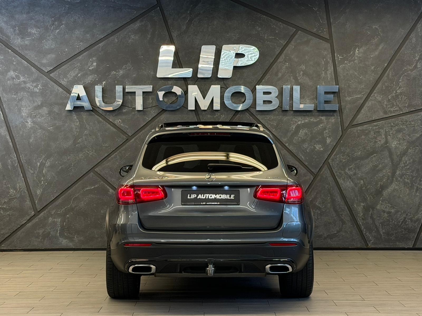 MERCEDES-BENZ GLC 300 e AMG Line 4Matic 9G-Tronic-image-6