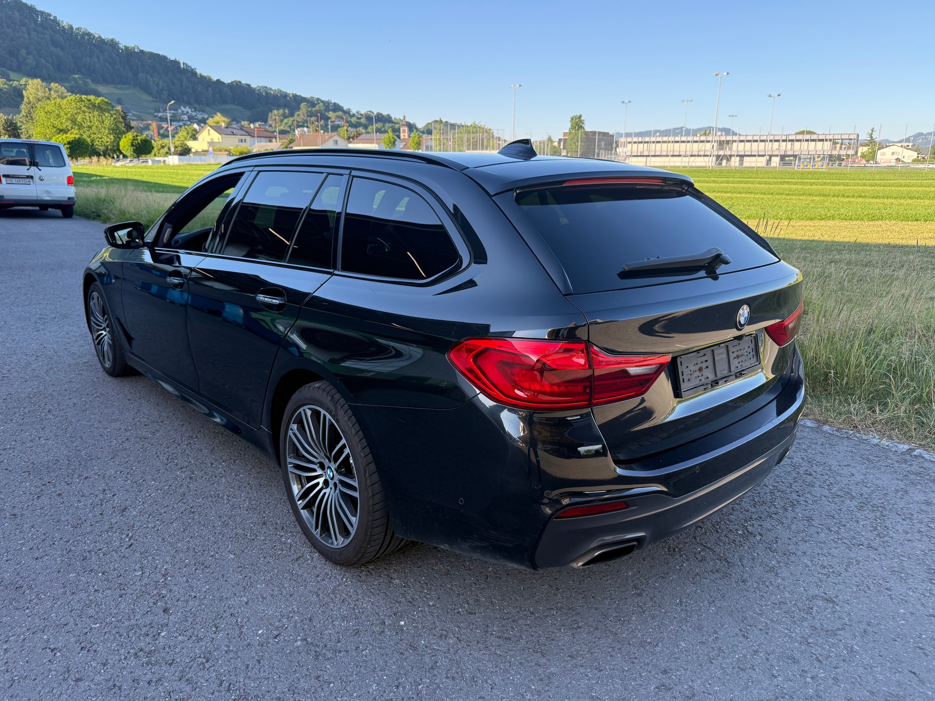 BMW 530i xDrive SAG Touring M-Sport-image-2