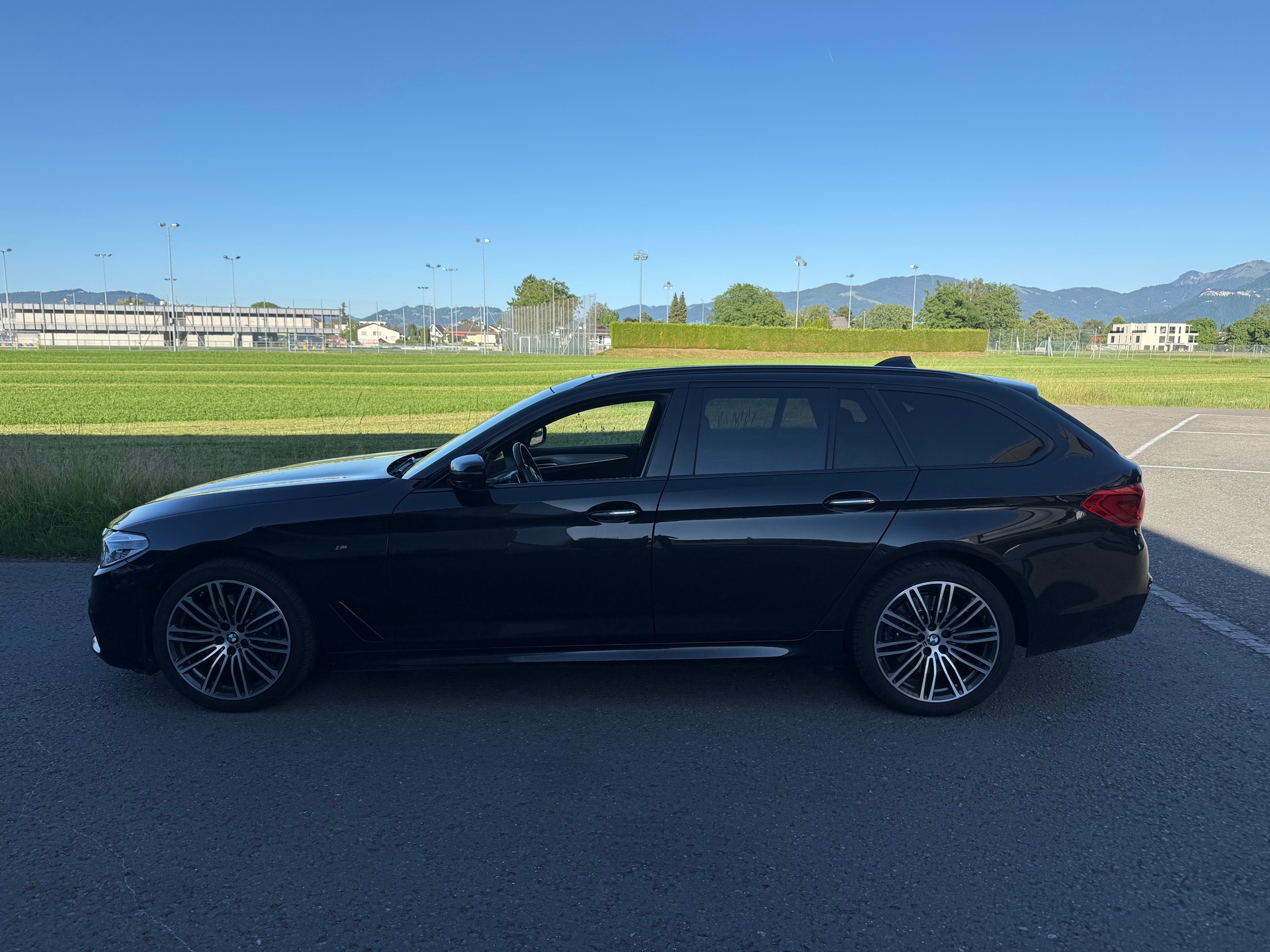BMW 530i xDrive SAG Touring M-Sport-image-1