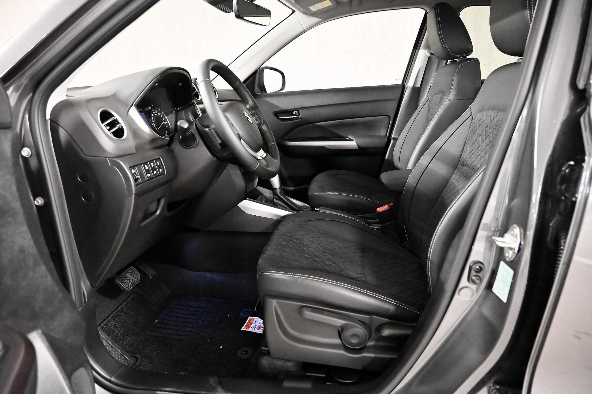 SUZUKI Vitara 1.4 T Sakura Top Hybrid 4x4-showroom-element-2