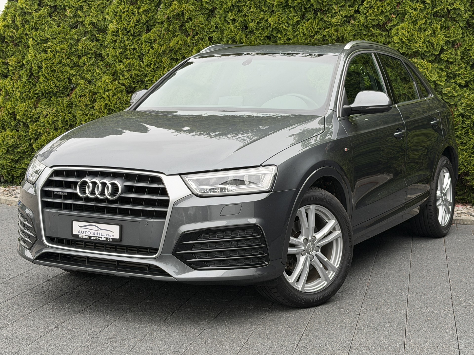 AUDI Q3 2.0 TFSI sport quattro S-tronic / CH-Fahrzeug-showroom-element-1