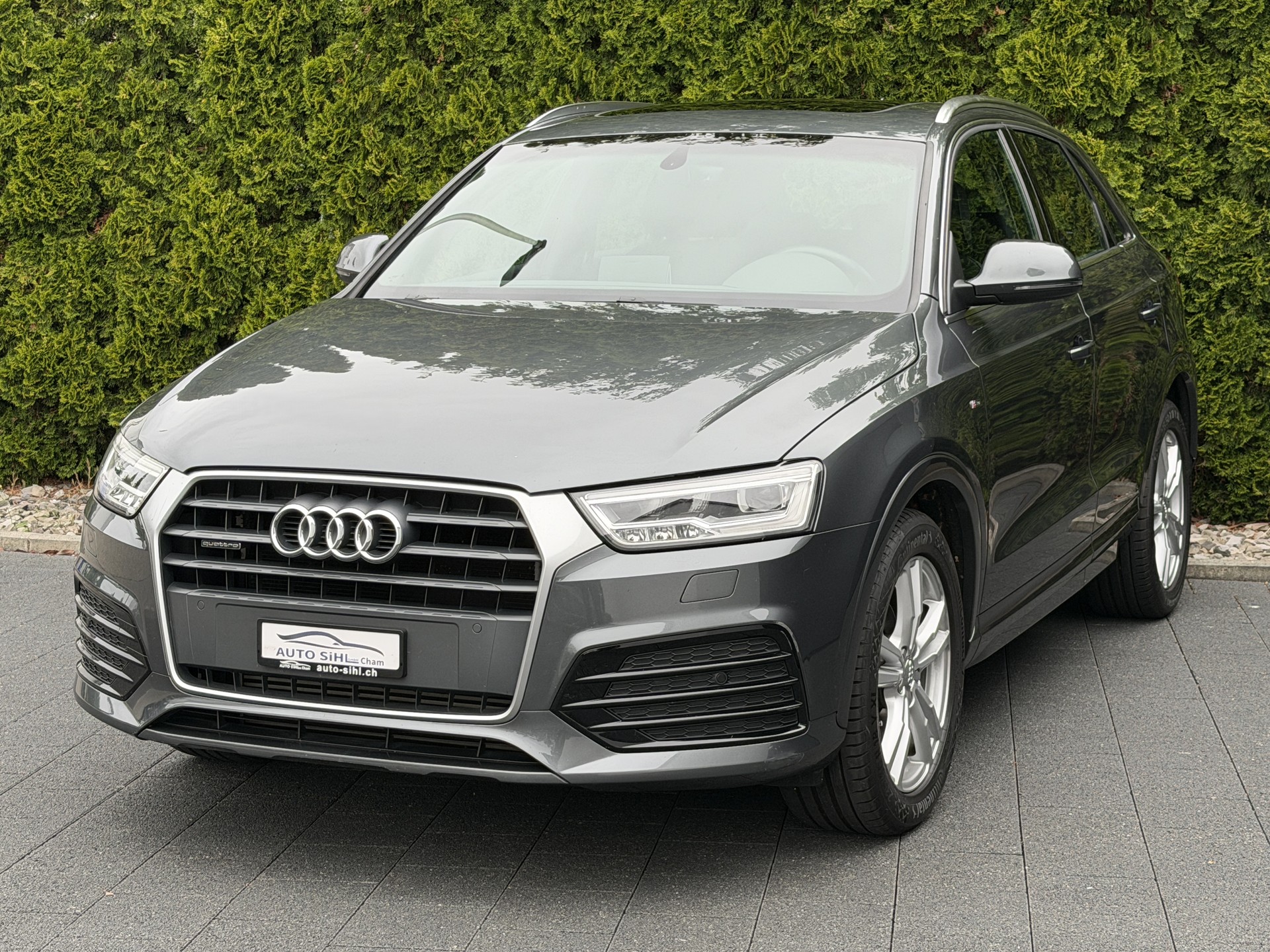 AUDI Q3 2.0 TFSI sport quattro S-tronic / CH-Fahrzeug-showroom-element-1