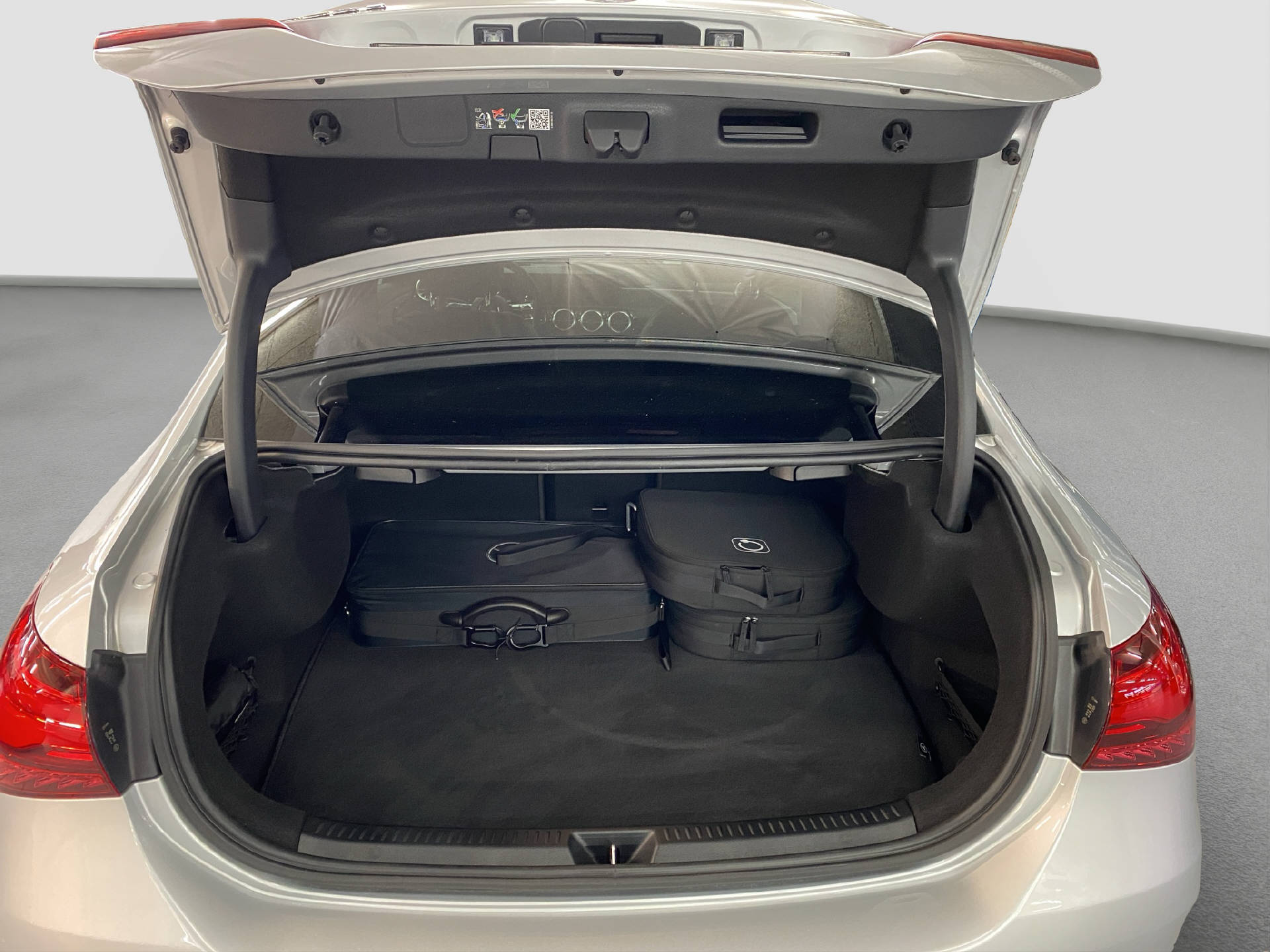 MERCEDES-BENZ A 250 e AMG Line Limousine-image-15