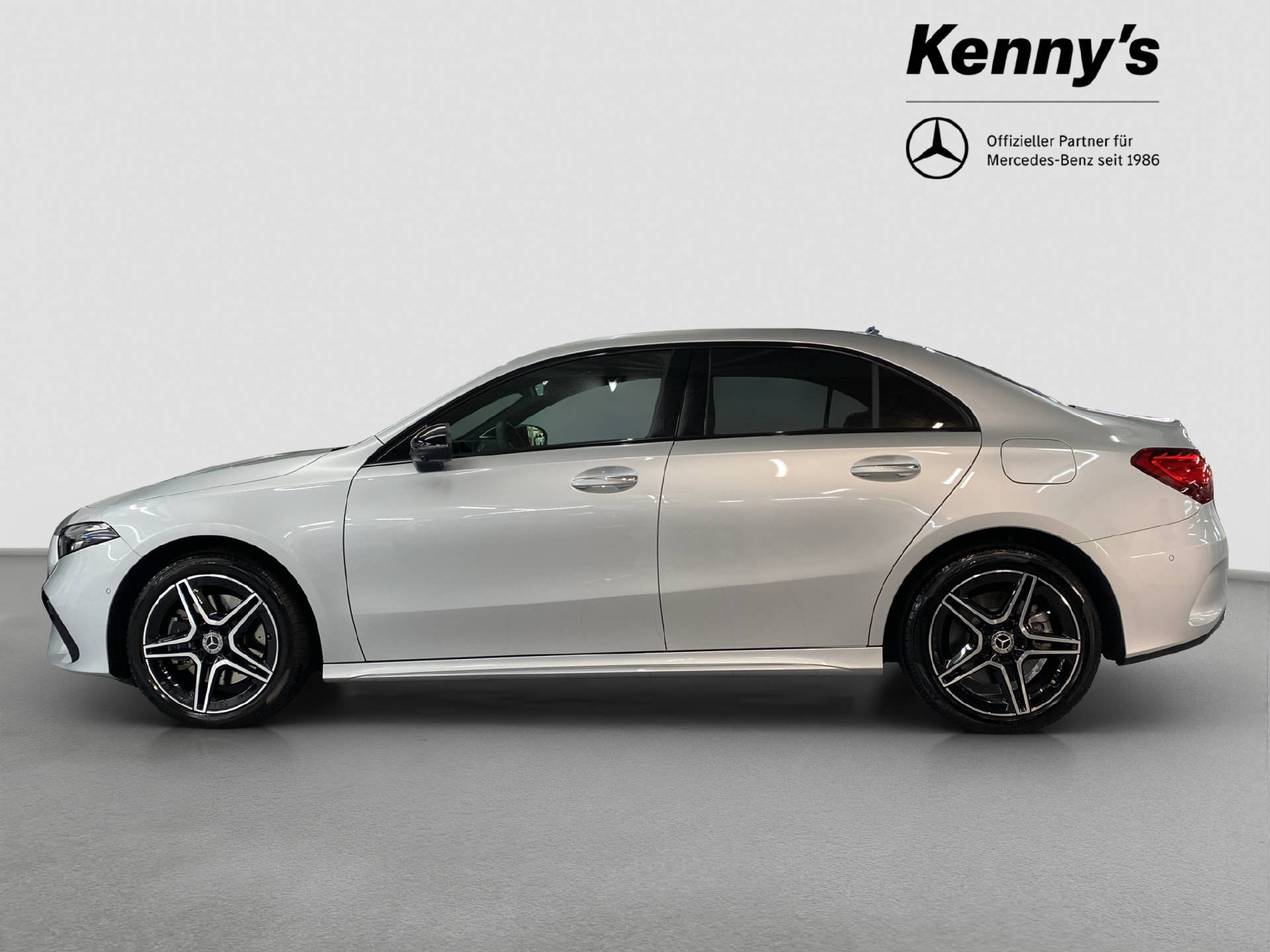 MERCEDES-BENZ A 250 e AMG Line Limousine-showroom-element-3