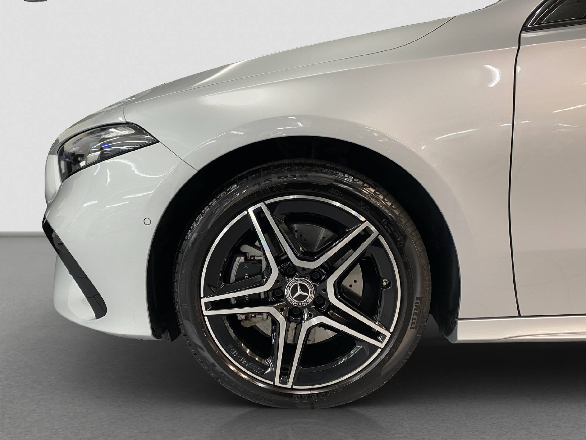 MERCEDES-BENZ A 250 e AMG Line Limousine-image-6