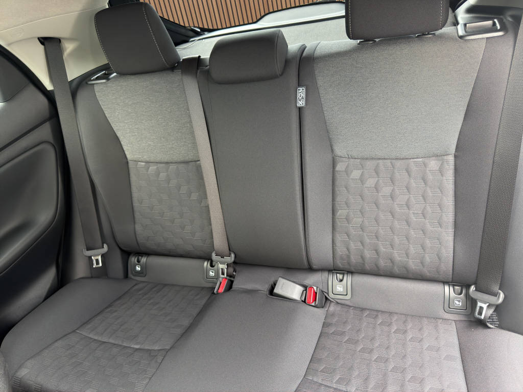 TOYOTA Yaris 1.5 VVT-i HSD Comfort Sport-image-17